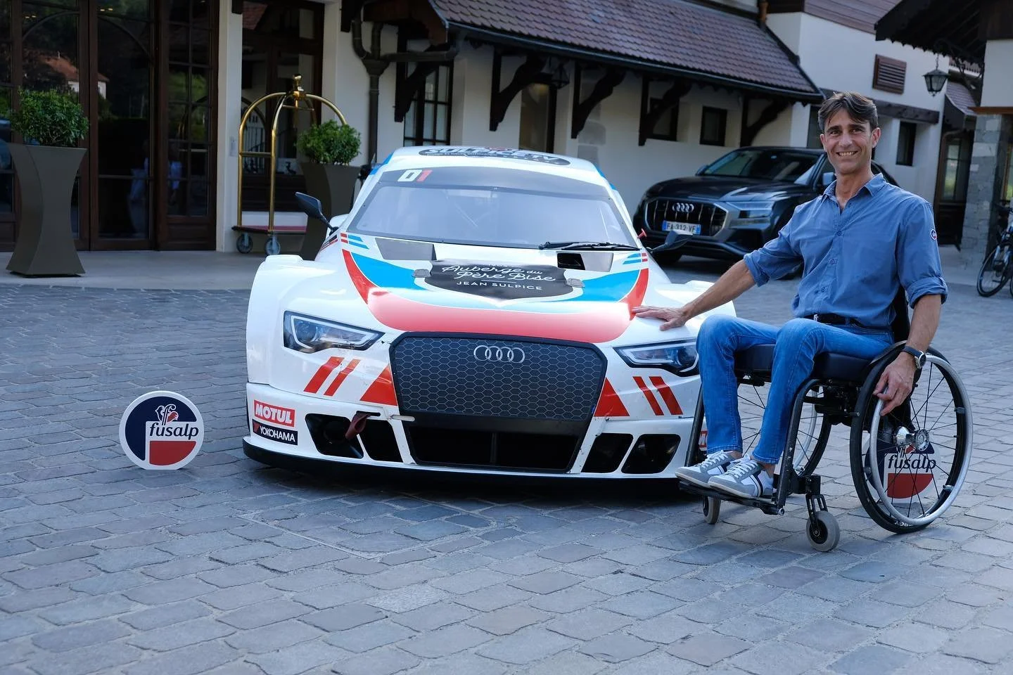 J&rsquo;ai v&eacute;cu hier une magnifique journ&eacute;e &agrave; @aubergeduperebise 
Voici la Mitjet avec laquelle je d&eacute;buterai mon d&eacute;fi sur 4 roues 
Entour&eacute; de mes partenaires, je l&rsquo;ai pr&eacute;sent&eacute;e &agrave; la