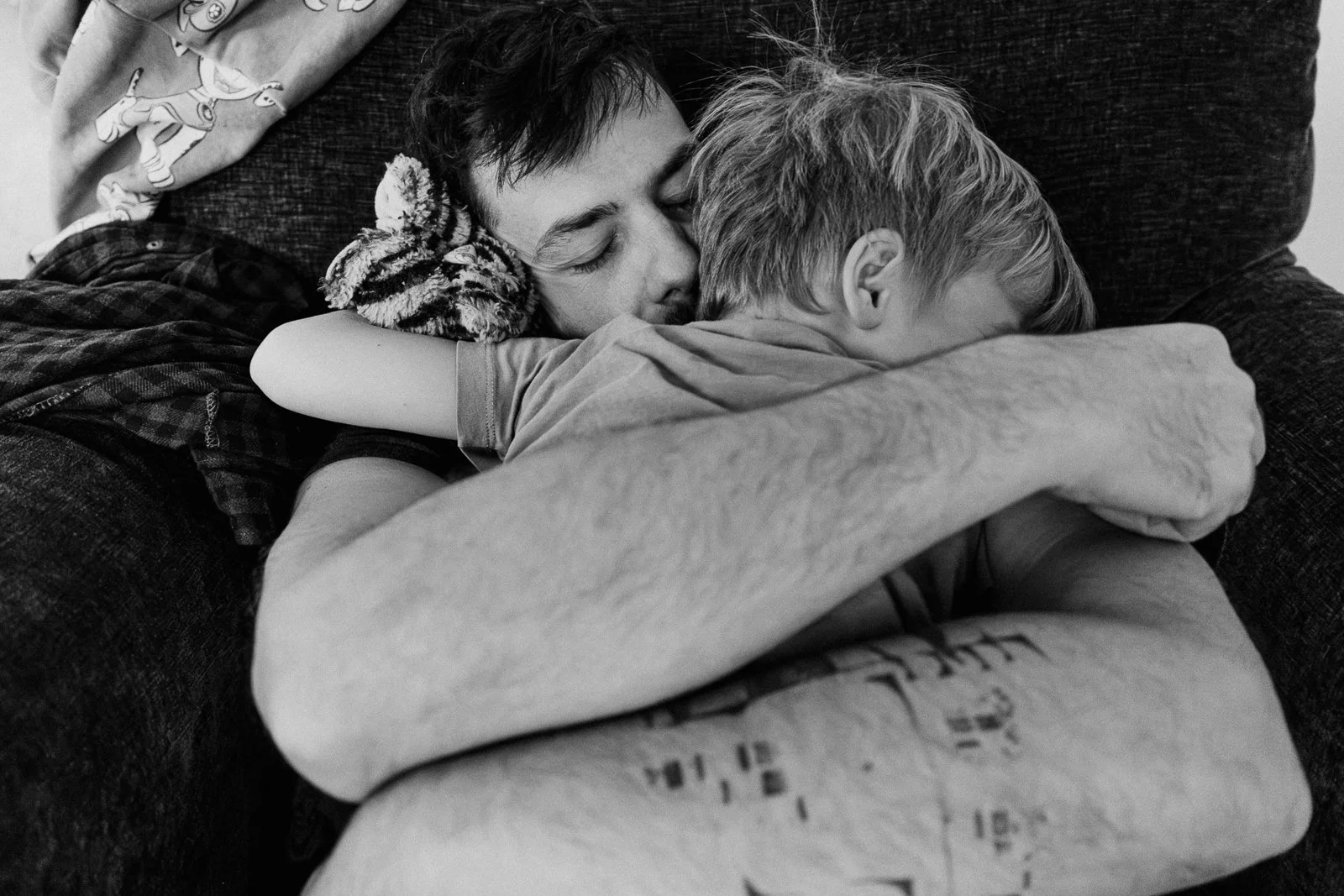 Fotografijo sem posnela nekaj mesecev nazaj na dokumentarnem družinskem fotografiranju.

Ko sem tam dovolj dolgo, postanem nemoteča, in družina me niti ne opazi več.

Življenje steče po svoje - pogovori, kuhanje, pospravljanje, drobni prepiri, igrače