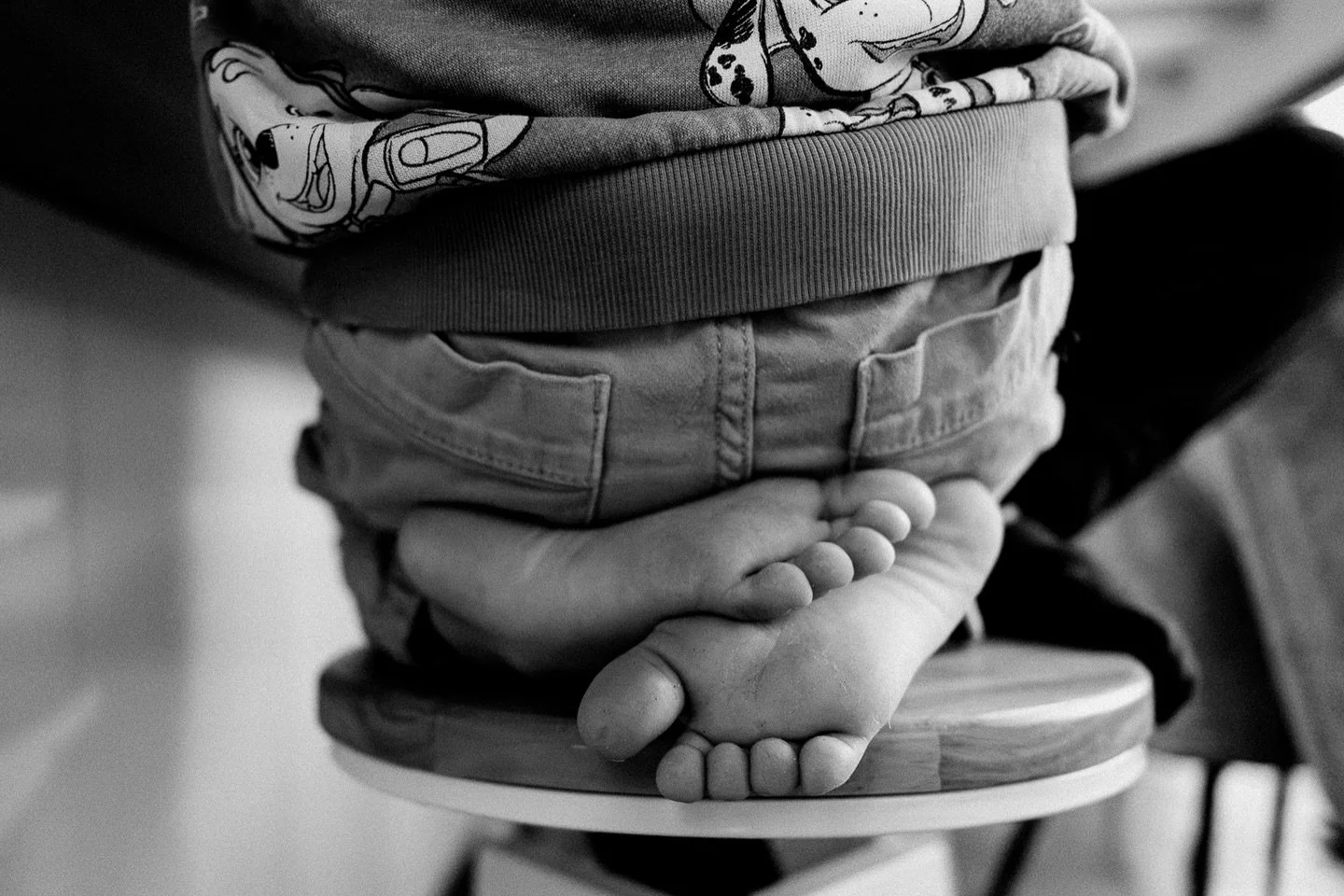 Ti mali podplatki danes niso več tako majhni, kot so bili na dan fotografiranja. Naj rastejo. 🙂

#dokumentarnadružinskafotografija #družinskofotografiranje #odra&scaron;čanje #fotografiranjenadomu