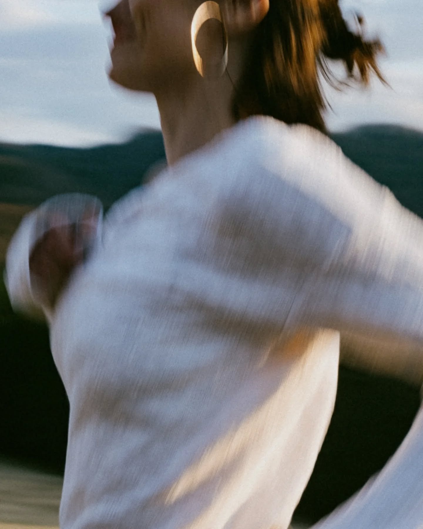 Ni samo enega načina, kako fotografirati ljudi (ali karkoli). Veliko je odvisno od okolice, pričakovanj in želja. Bolj kot mi oseba zaupa (konec koncev fotografiranje ni tako zelo enostavno, kot se danes, v dobi vsesplo&scaron;nega snemanja in fotogr