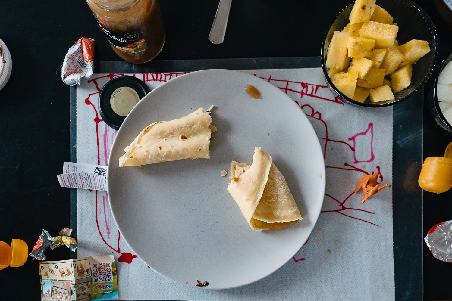 Družinsko fotografiranje palačinka in ananas na mizi in kinderjajček