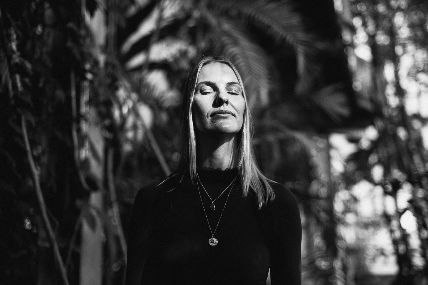 Črno bela fotografija lepe ženske  s svetlimi lasmi, naravna svetloba. 