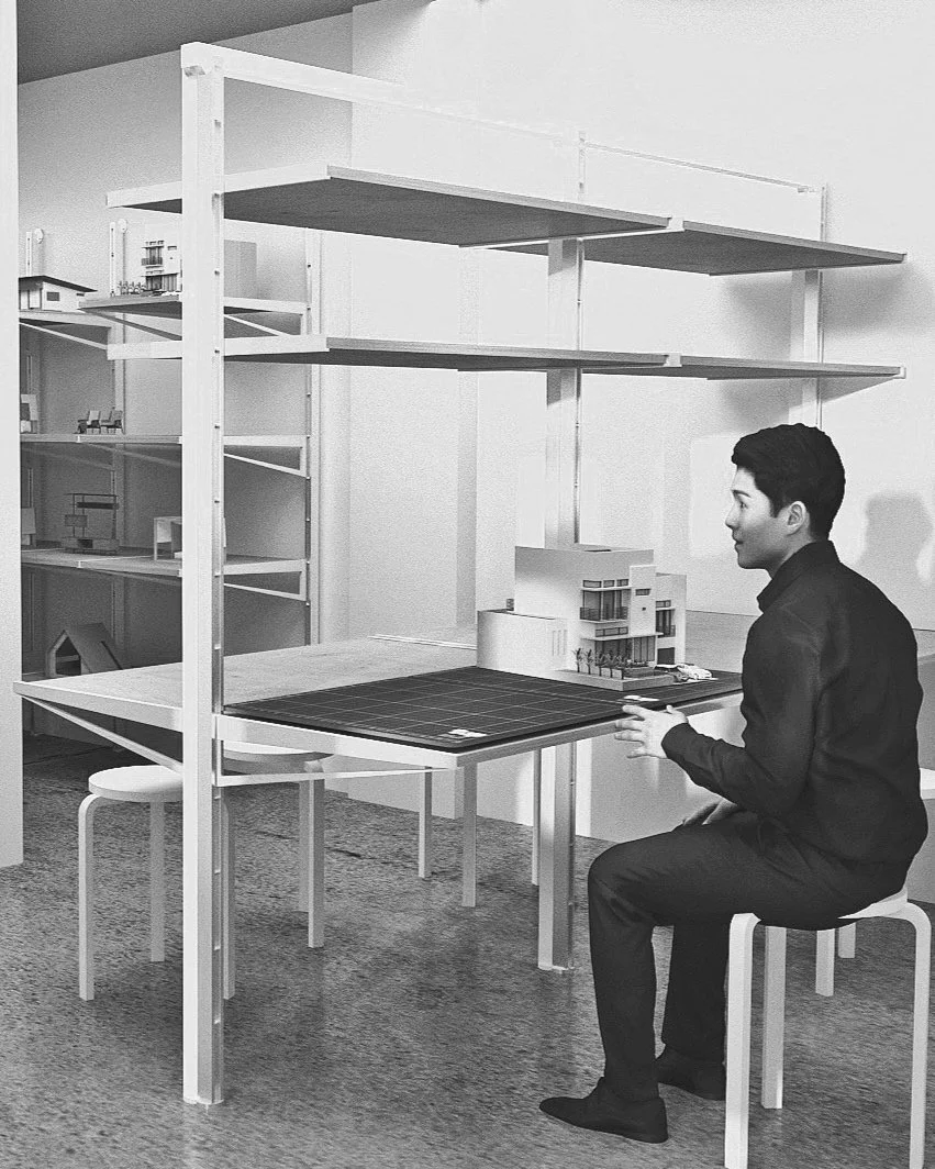 The shelves can be interchanged, making transporting models easy, as well as making it possible to change between the different work surfaces, such as painting, cutting gluing and assembly. 