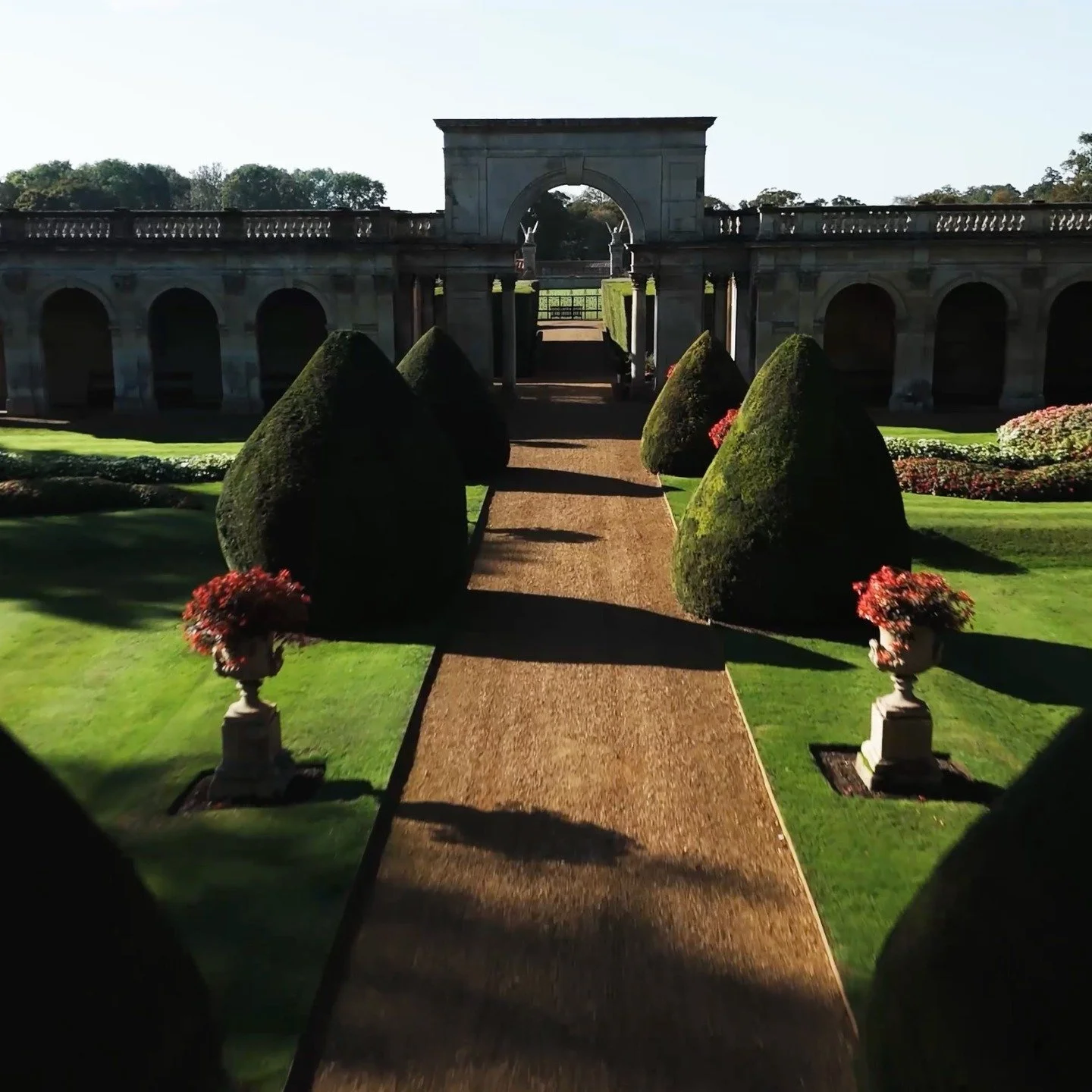 We LOVE a dramatic event entrance.

Get in touch to find out more about CORPORATE EVENTS at The Walled Garden @bloomandco.ldn

We look forward to chatting 🙂