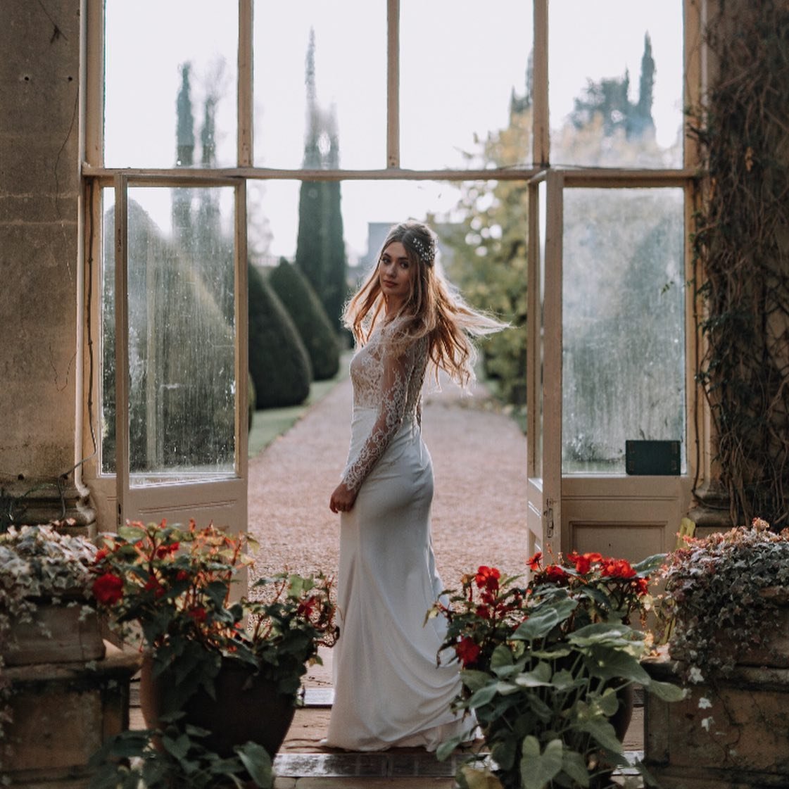 We adore this Autumnal shoot held here last year! With our new wedding offering nearly ready to launch, bridal shoots get us so excited!  Make sure to scroll!!➡️ if you want to be on the first to know list email stacey @ staceyf@castleashby.co.uk 
@c