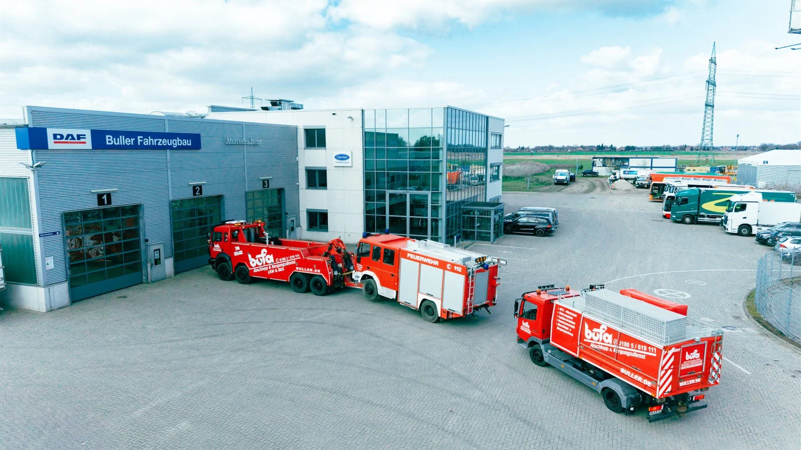 Feuerwehrfahrzeuge vor dem Gebäude der Firma Buller Fahrzeugbau in Deutschland.