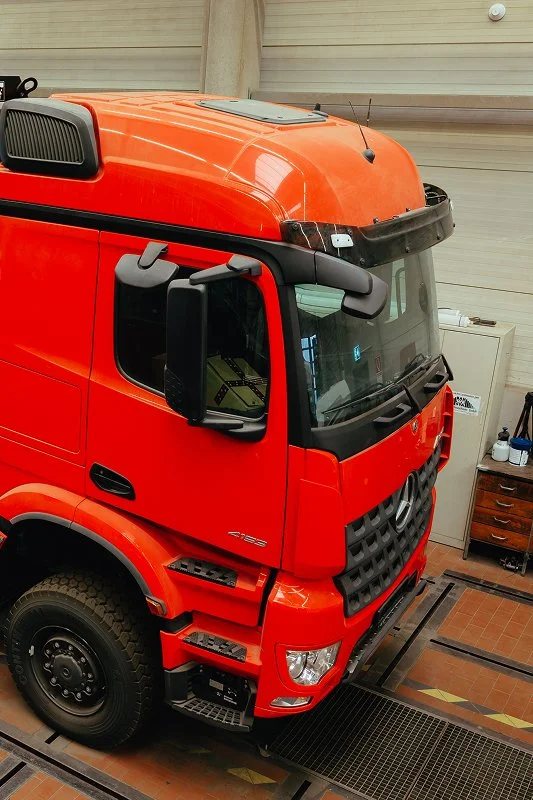 Ein roter LKW in einer Werkstatt