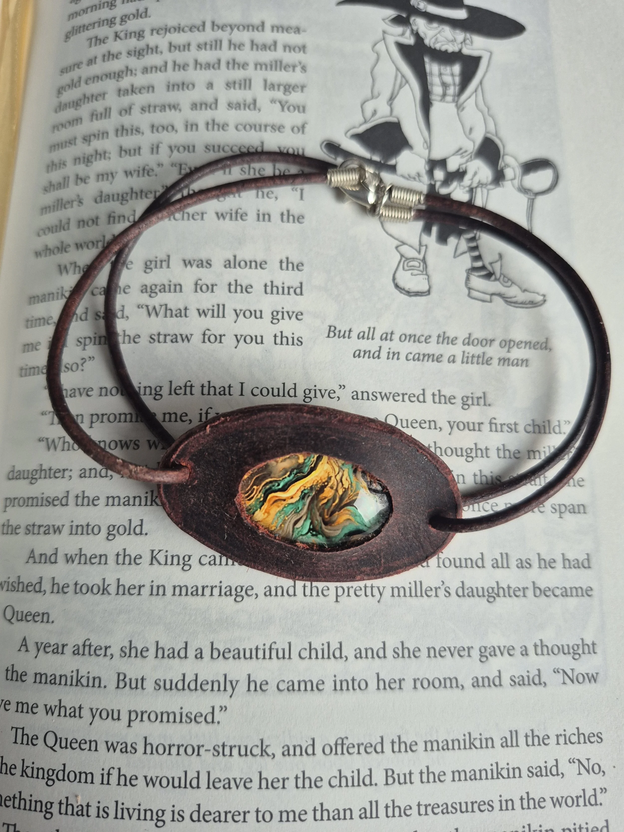 Leather and glass bracelet