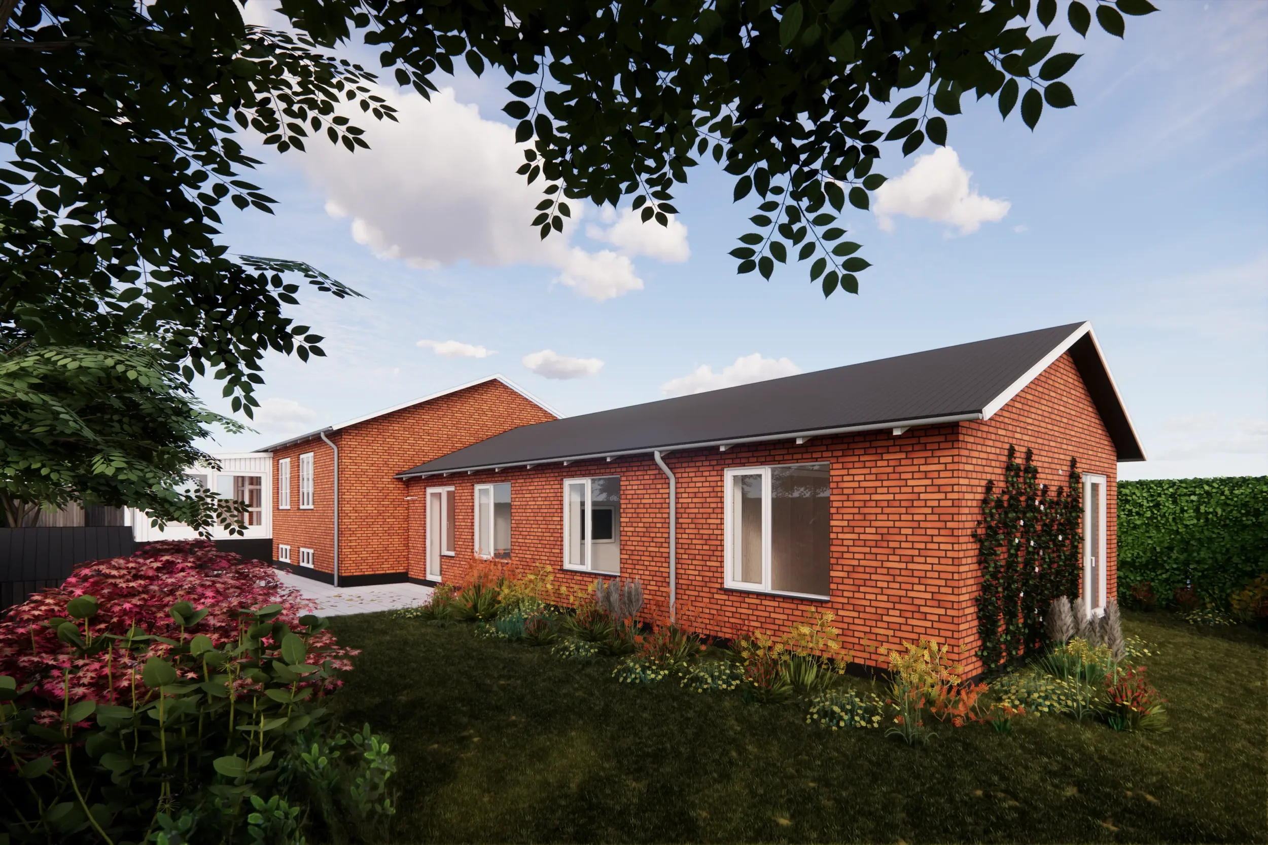 Et rødt murstenshus med skifertag omgivet af en have med grønne planter
