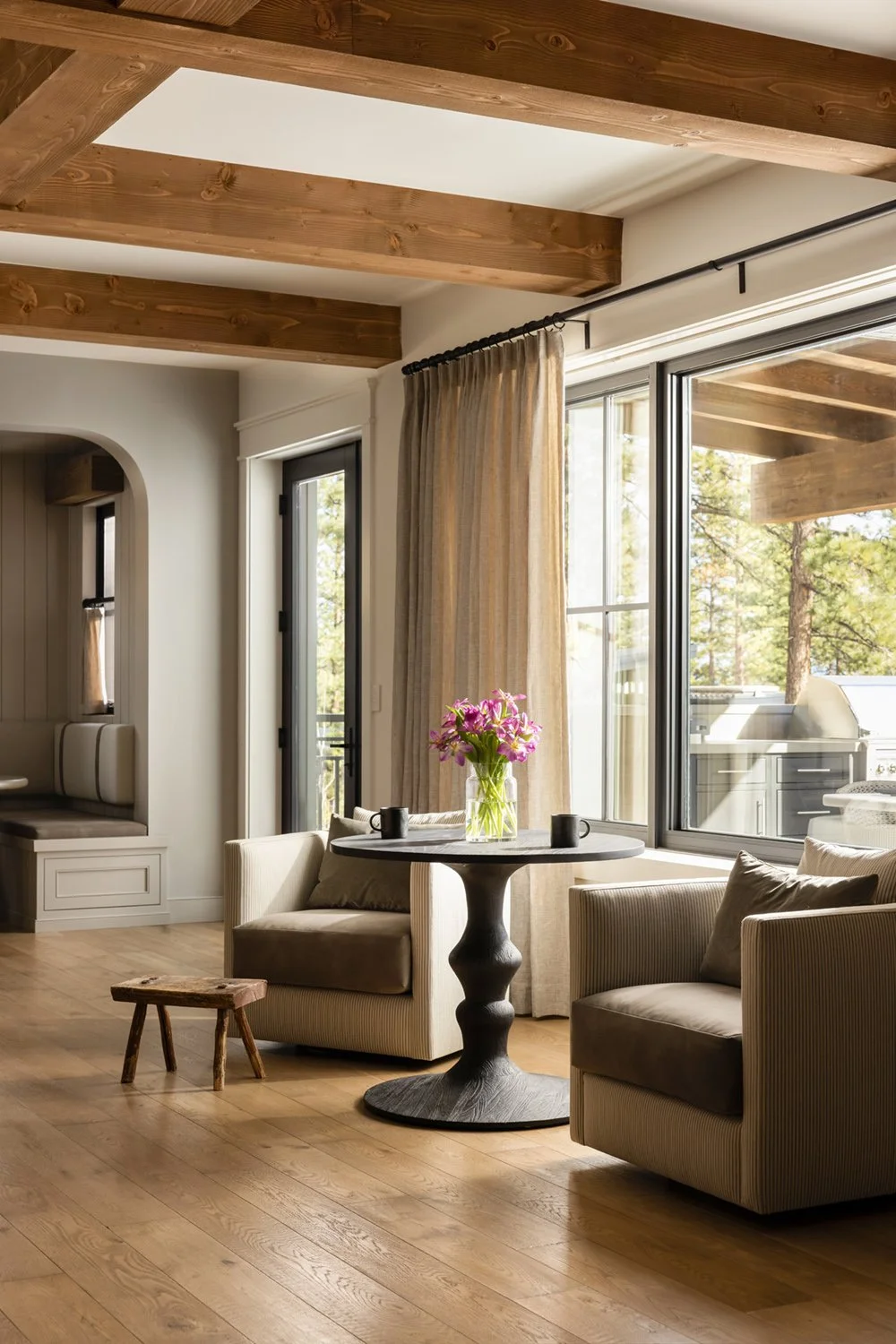 kitchen sitting area