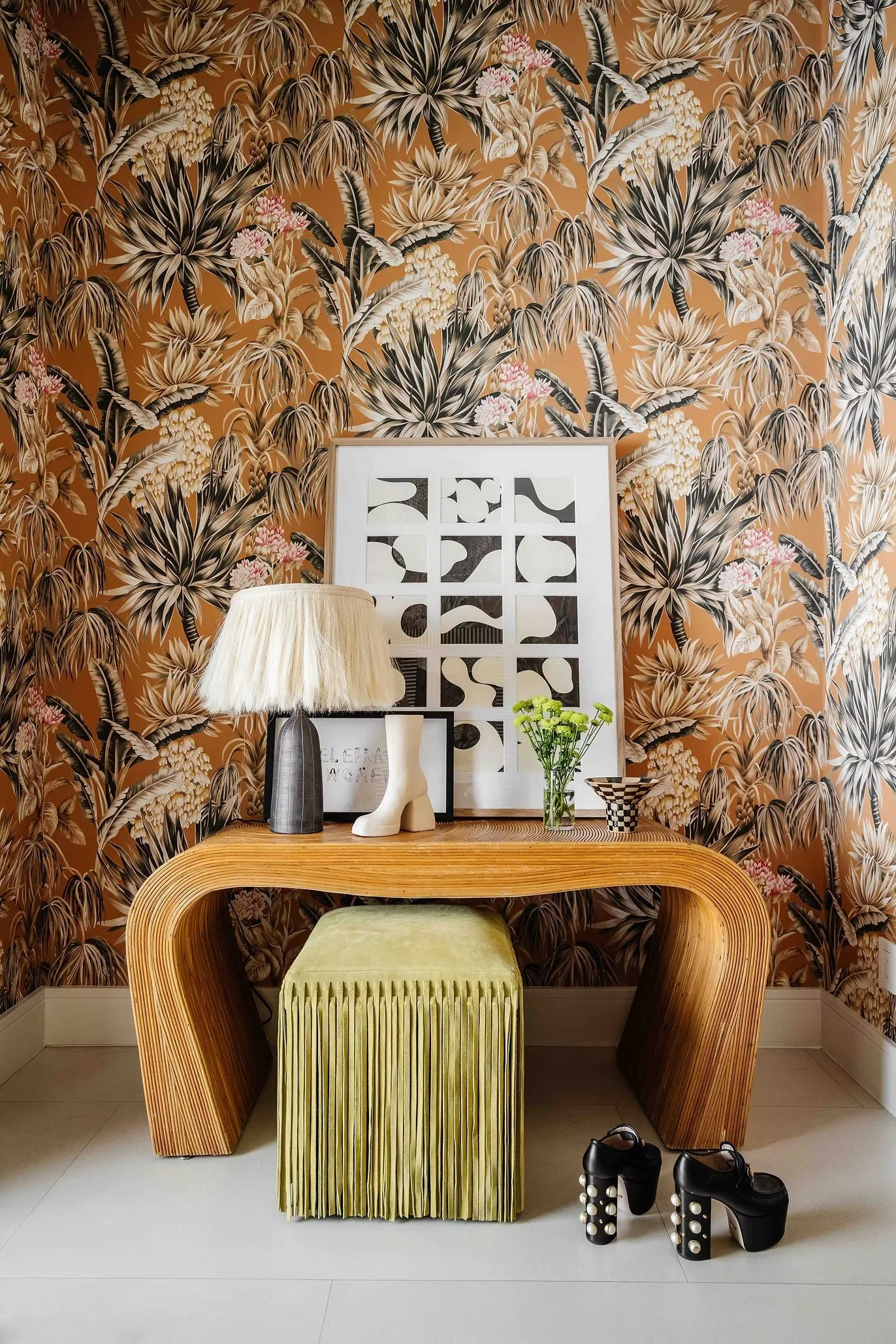 entry table with seat 