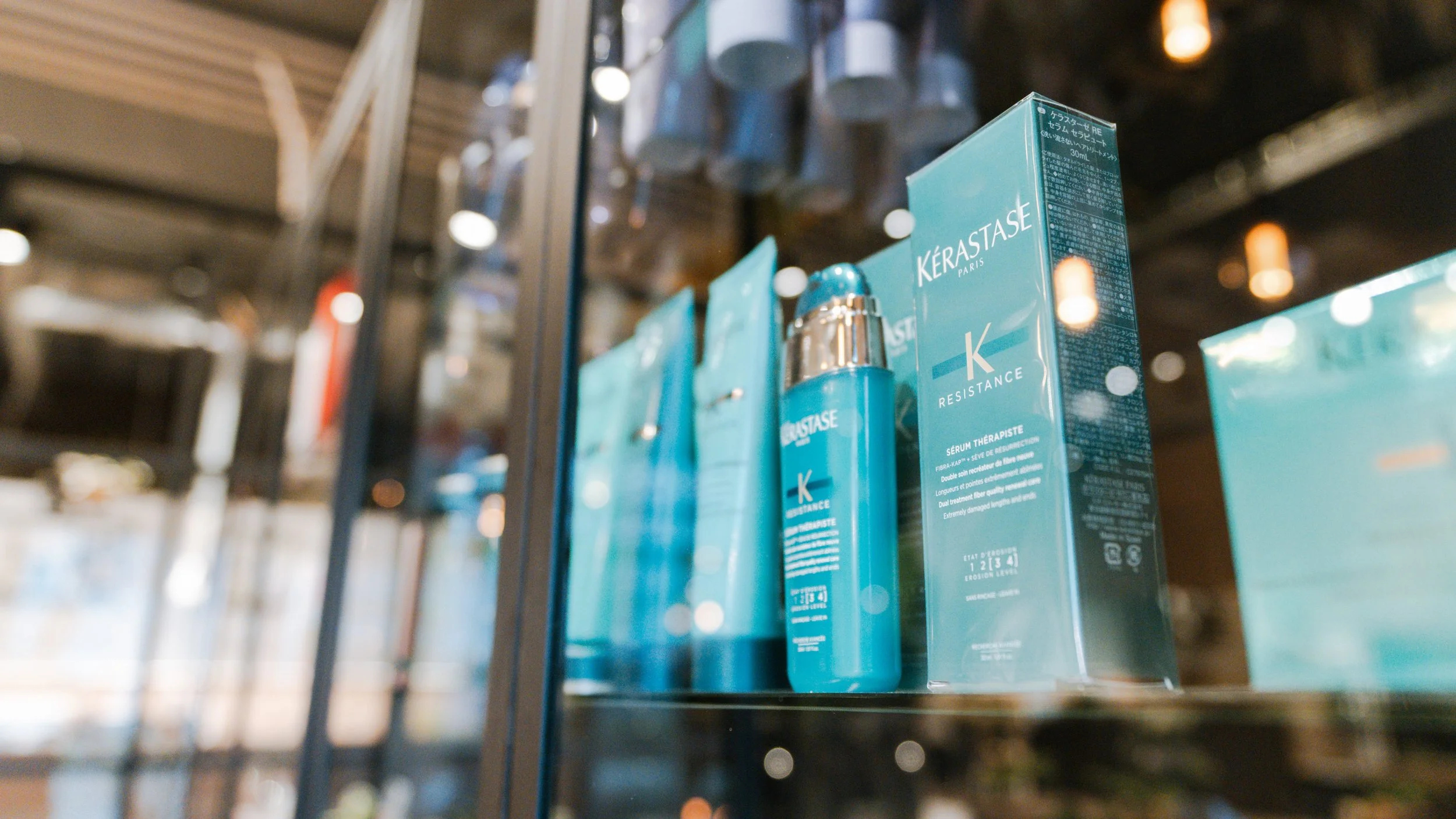 Kérastase Resistance serum produkt på hylde i butik