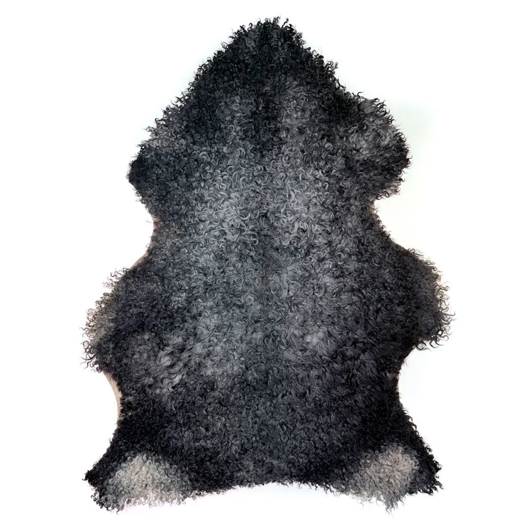 Gotländskt fårskinn i djupa grå nyanser – täta lockar & kraftfull karaktär