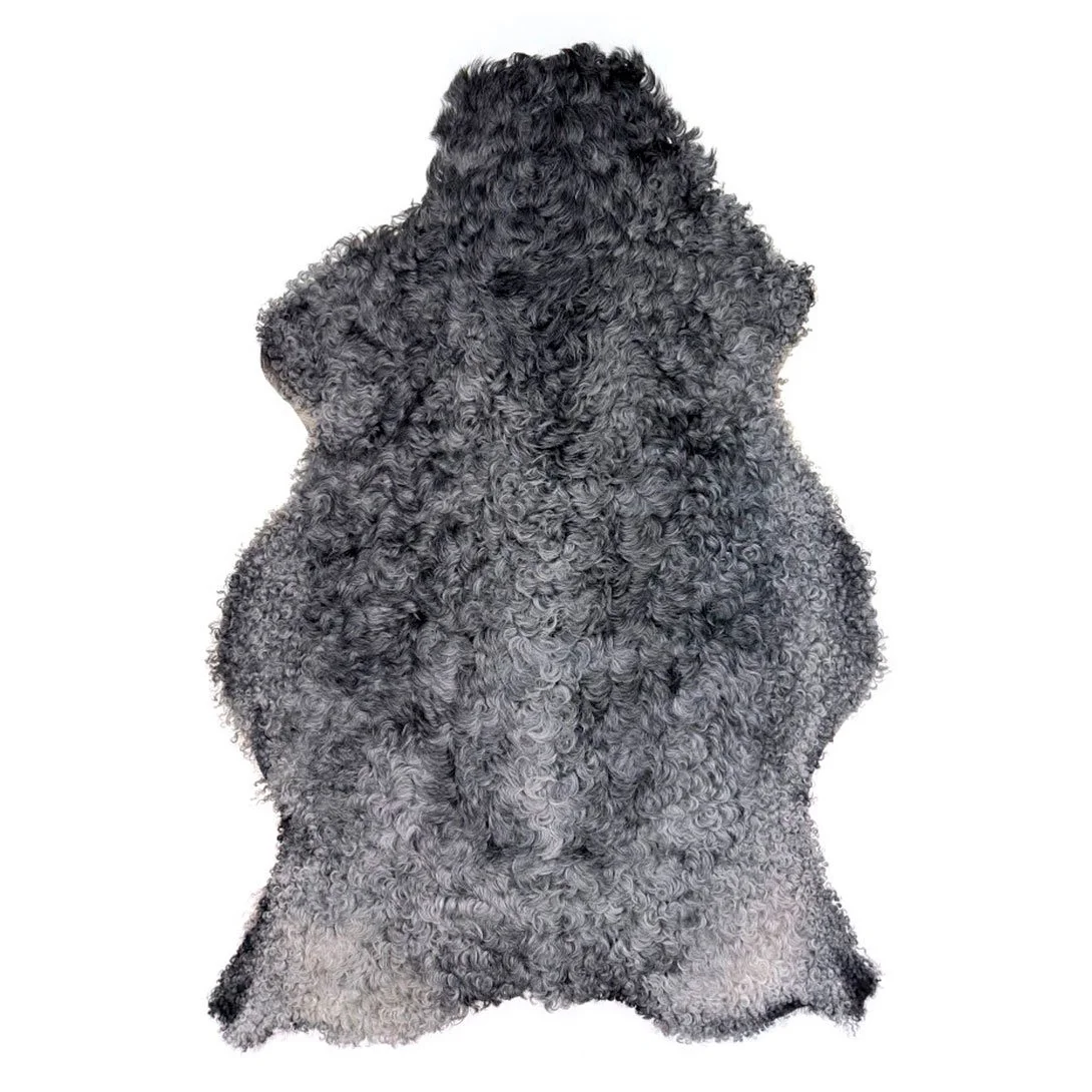 Gotländskt fårskinn – djup grå nyans med tät, lockig ull