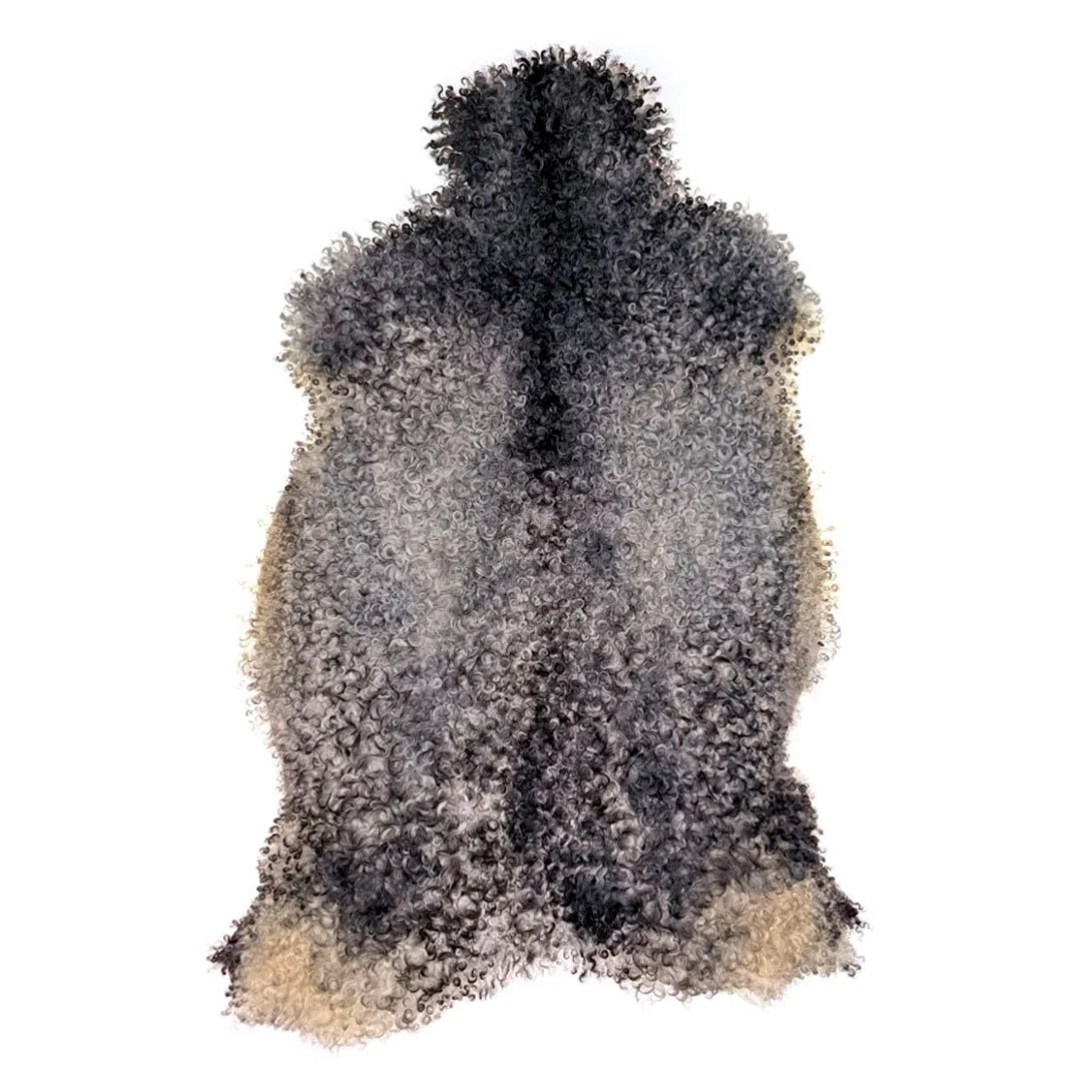 Gotländskt fårskinn – täta lockar i grå och silvertoner