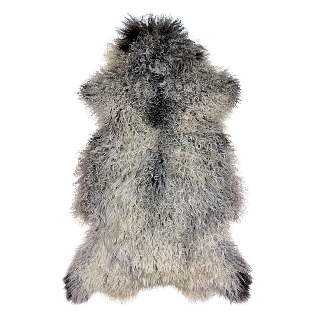 Gotländskt fårskinn – lockig ull i naturliga grå och crème nyanser