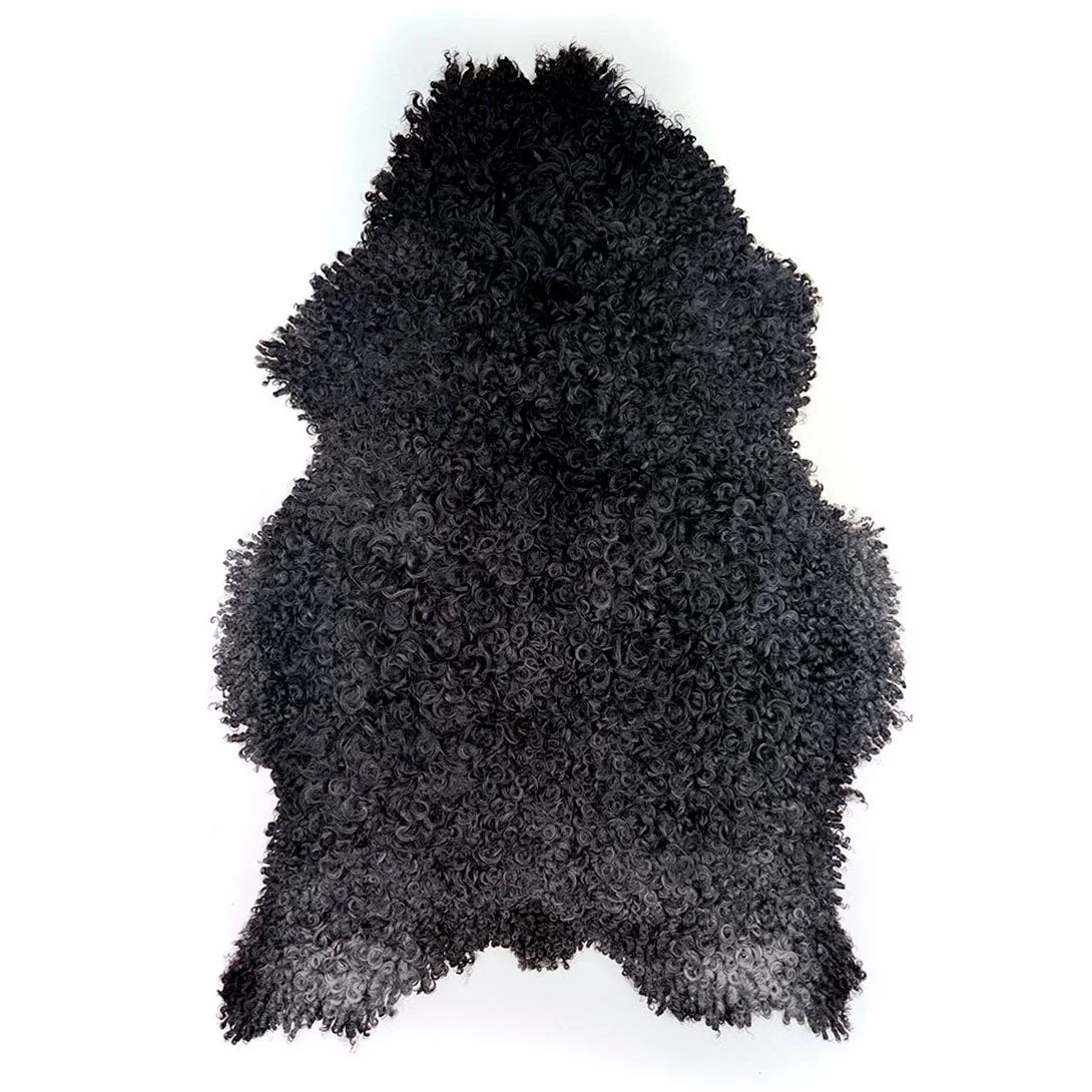 Gotländskt fårskinn – täta lockar i djupa mörkgrå nyanser