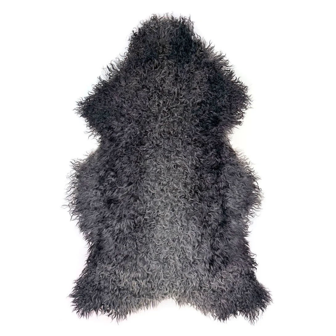 Eko gotländskt fårskinn – djup grå ton med mjuka lockar