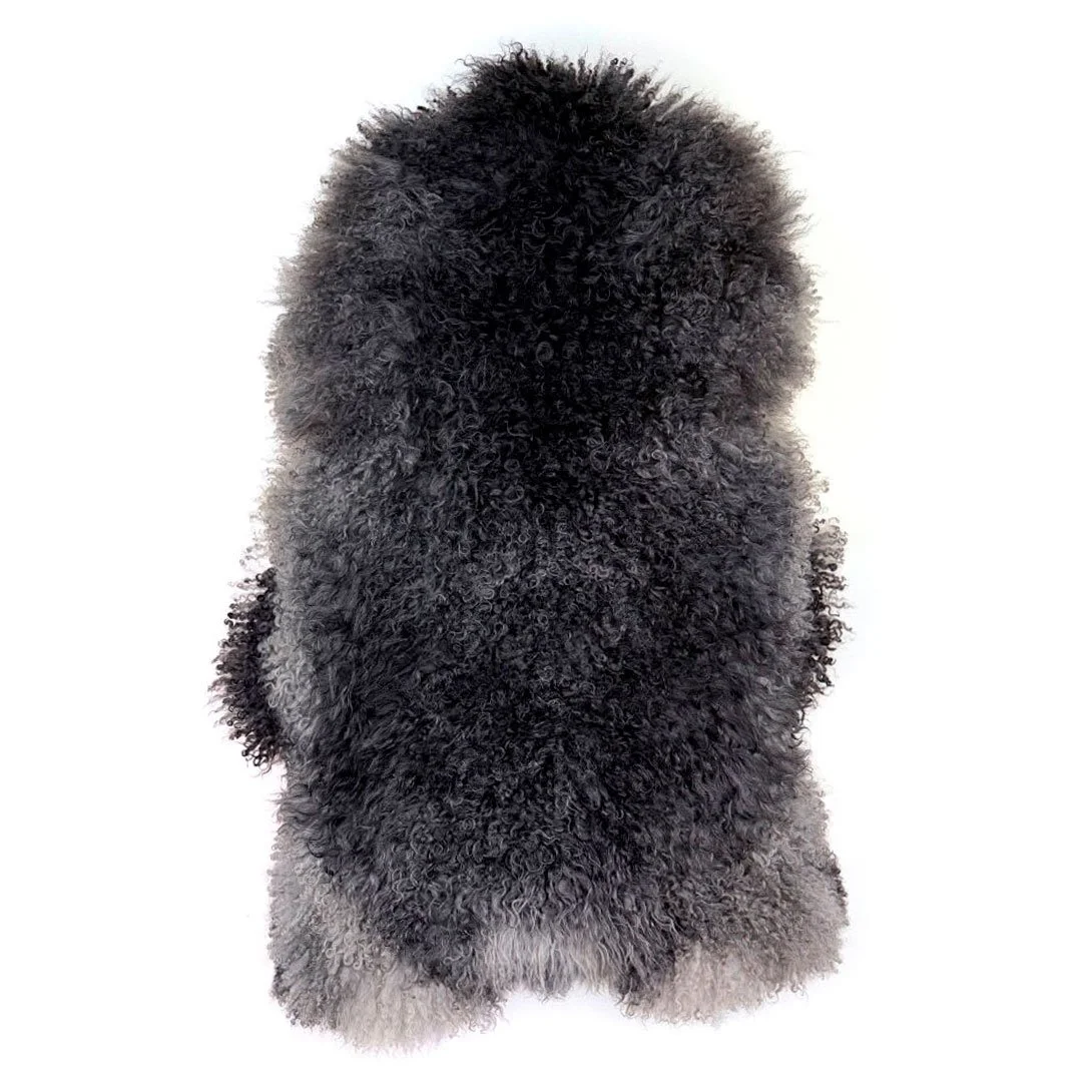 Gotländskt fårskinn – mörkgrå lockar med tät och kraftig ull
