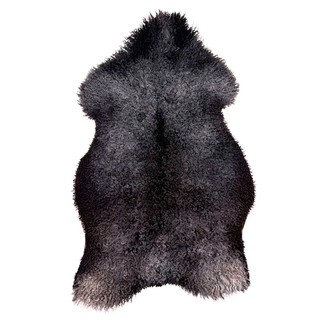 Gotländskt fårskinn – djupa grå toner med kompakt lockstruktur