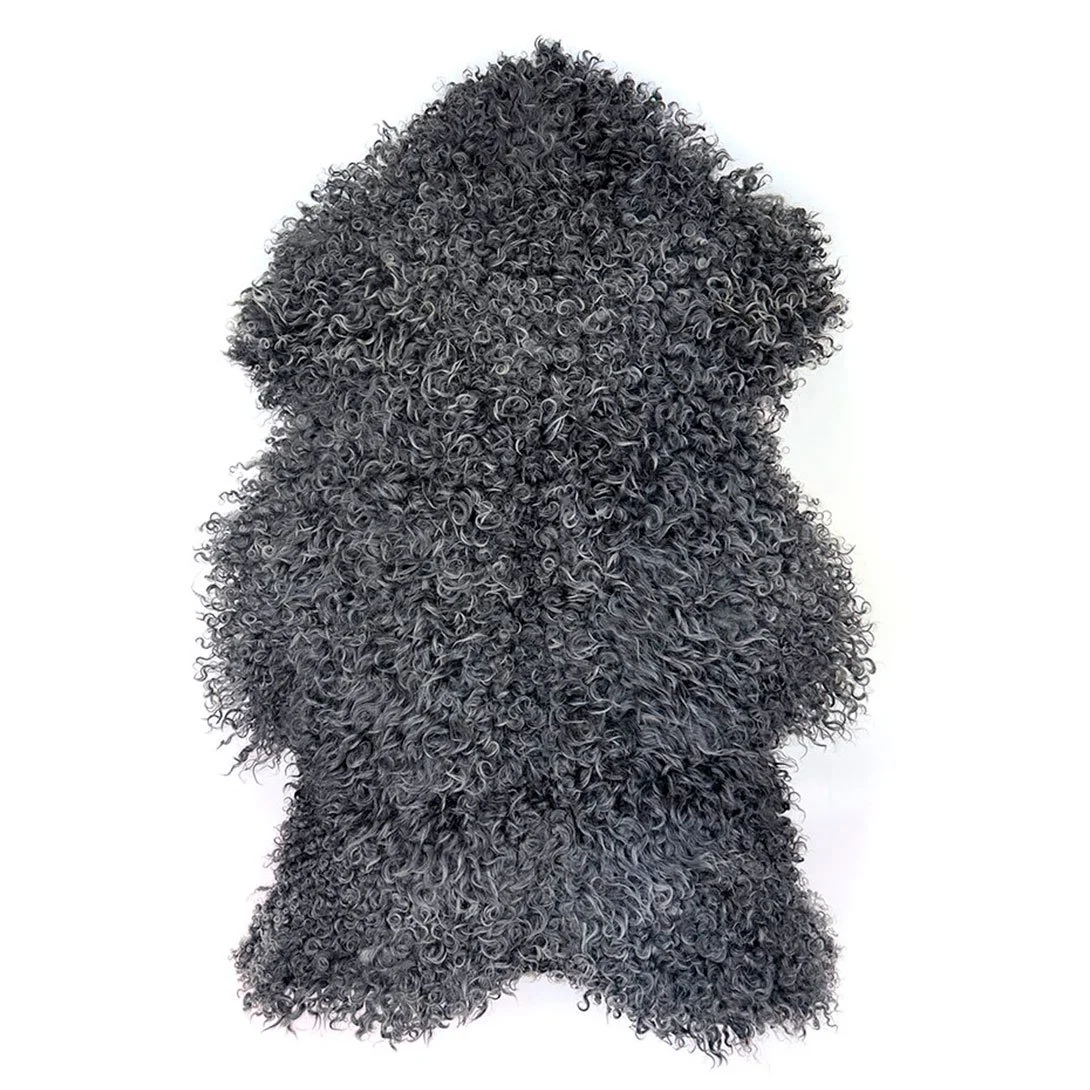 Eko gotländskt fårskinn – djupgrå toner med tät och elegant lockstruktur