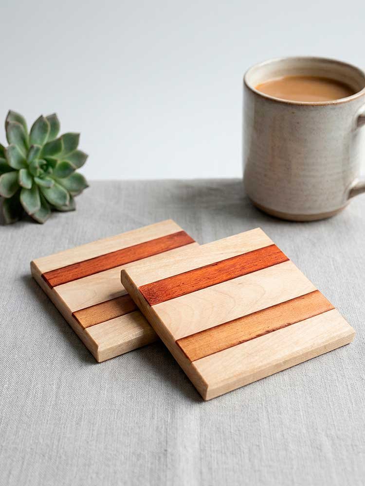 WOODSY – Handgjorda glasunderlägg i björk & tvåfärgad epoxy