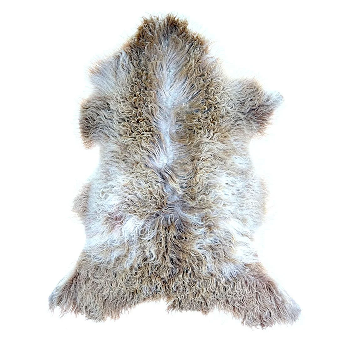 Lammskinn – varma beige toner med livfull och naturlig lockstruktur