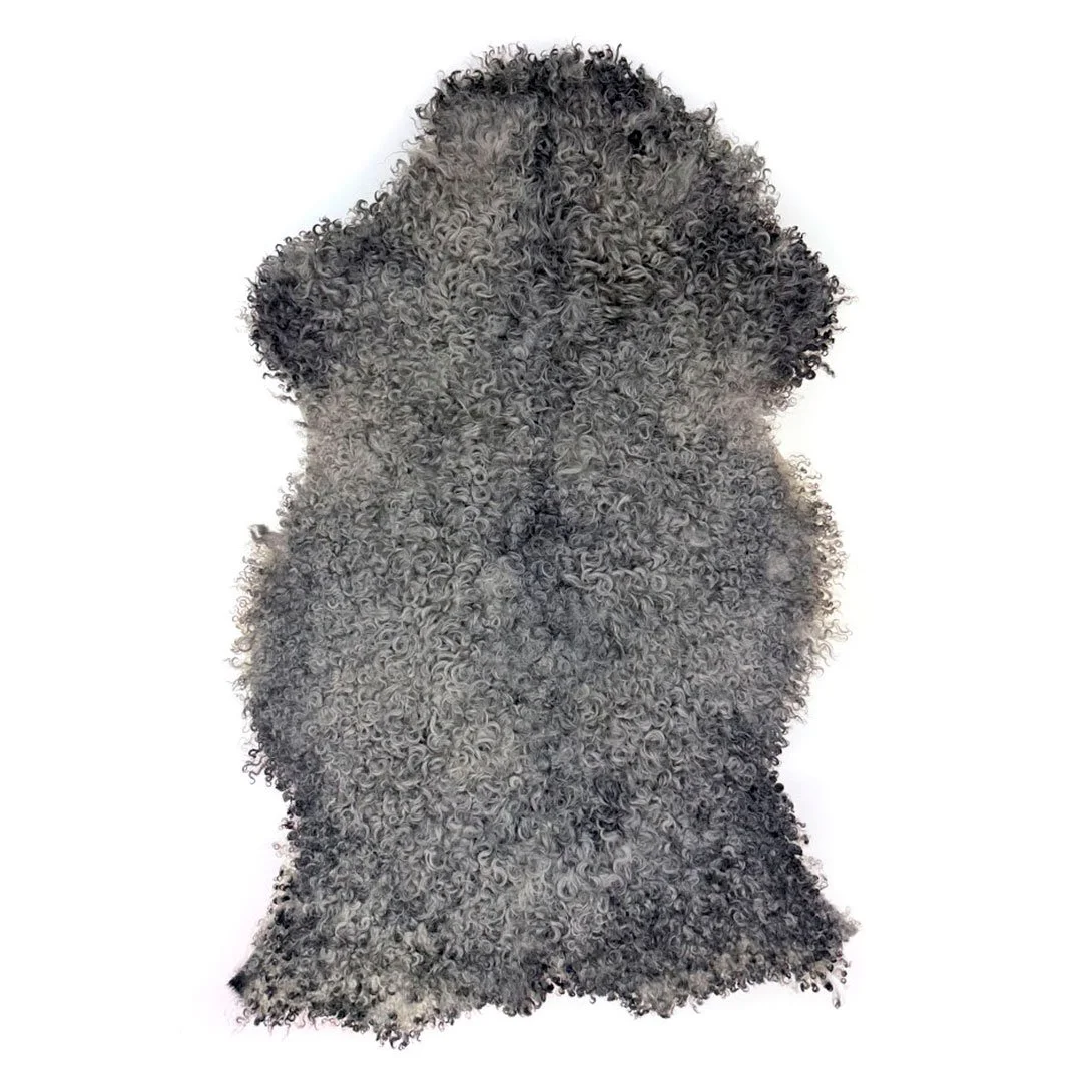 Eko gotländskt fårskinn – mjuka grå nyanser med vackra lockar
