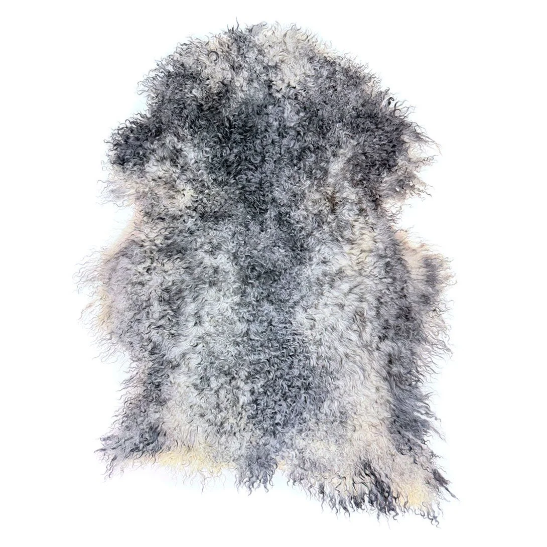 Eko gotländskt fårskinn – levande lockar i ljusa & mörkgrå nyanser