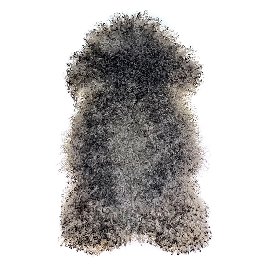 Gotländskt fårskinn – täta grå lockar med levande struktur