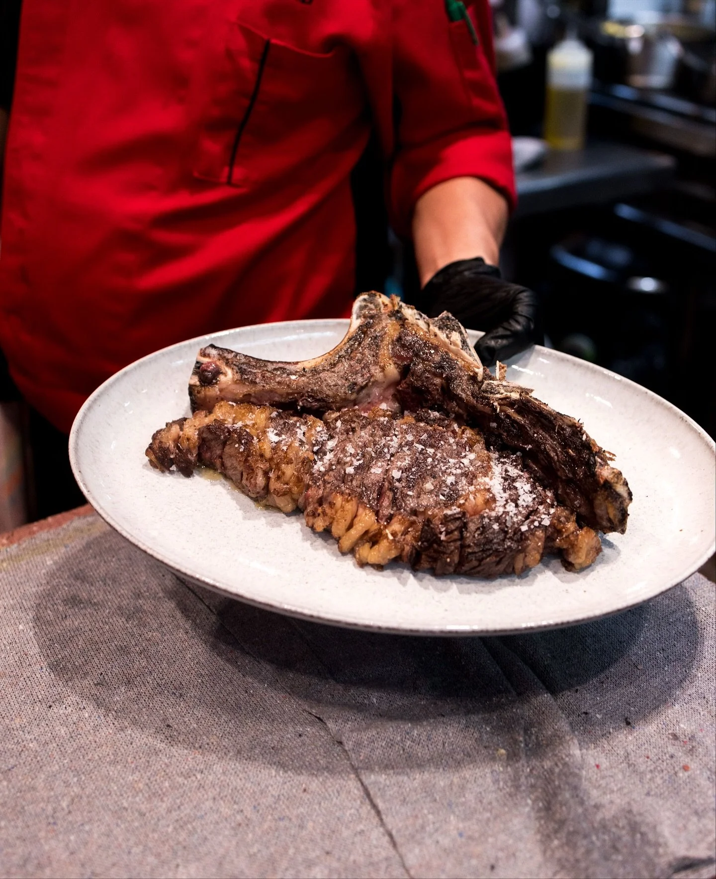 La chuleta r&uacute;stica portuguesa de @discarlux 🥩

Maravillosa.

📍Ponzano 47
📞917 37 70 86

#guiamichelin #michelinguide #guiarepsol #candeli #madrid #ponzano #templosdelproducto #restaurantesmadrid #discarlux