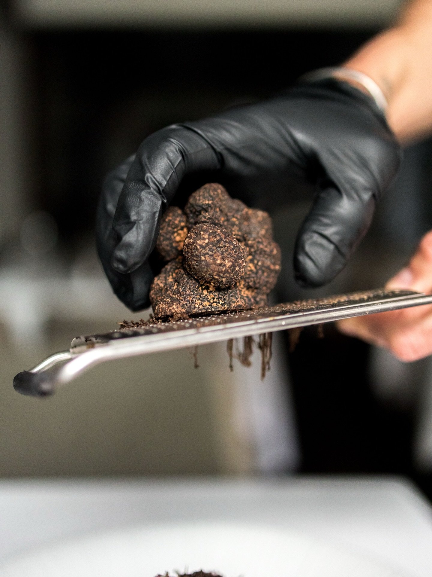 Pura temporada. Trufa y alcachofa.

La melosidad del relleno de rabo de toro y la potencia de la trufa nos dan un plato &uacute;nico🖤

📍Ponzano 47
📞917 37 70 86

#guiamichelin #michelinguide #guiarepsol #candeli #madrid ponzano templosdelproducto 