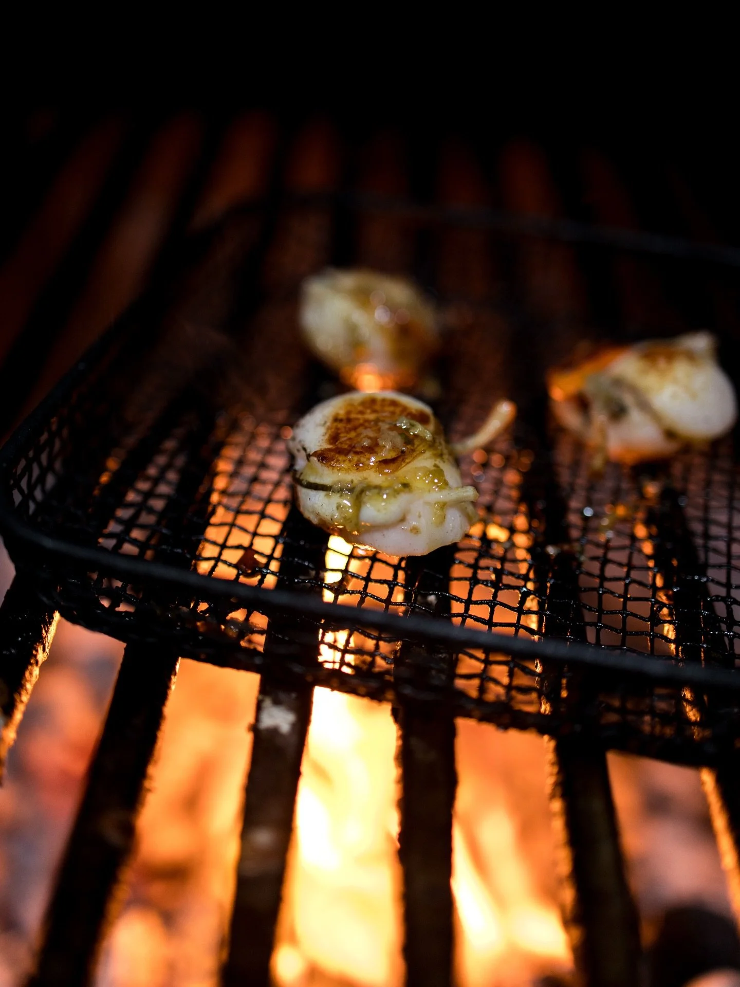 Producto, temporada y brasa. 

Viera francesa, que nos traen desde la cuenca de Marennes-Ol&eacute;ron, en la Breta&ntilde;a 🇫🇷

La hacemos a parrilla, con una ajada gallega y un toque picante🔥

De manera opcional, rallamos trufa fresca.

📍Ponzan