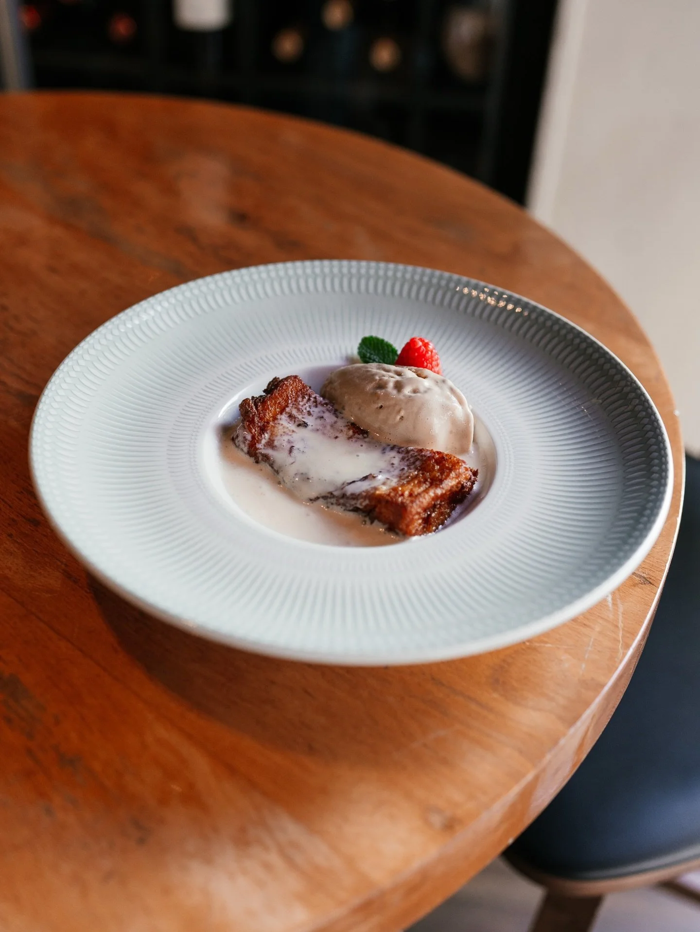 Abrimos toda la semana, y es tiempo de torrijas.

La nuestra es una receta familiar que hemos adaptado con un pan brioche muy suave🍞

La ba&ntilde;amos primero en vino dulce y para acompa&ntilde;ar, un helado de vainilla y una crema inglesa.

📍Ponz