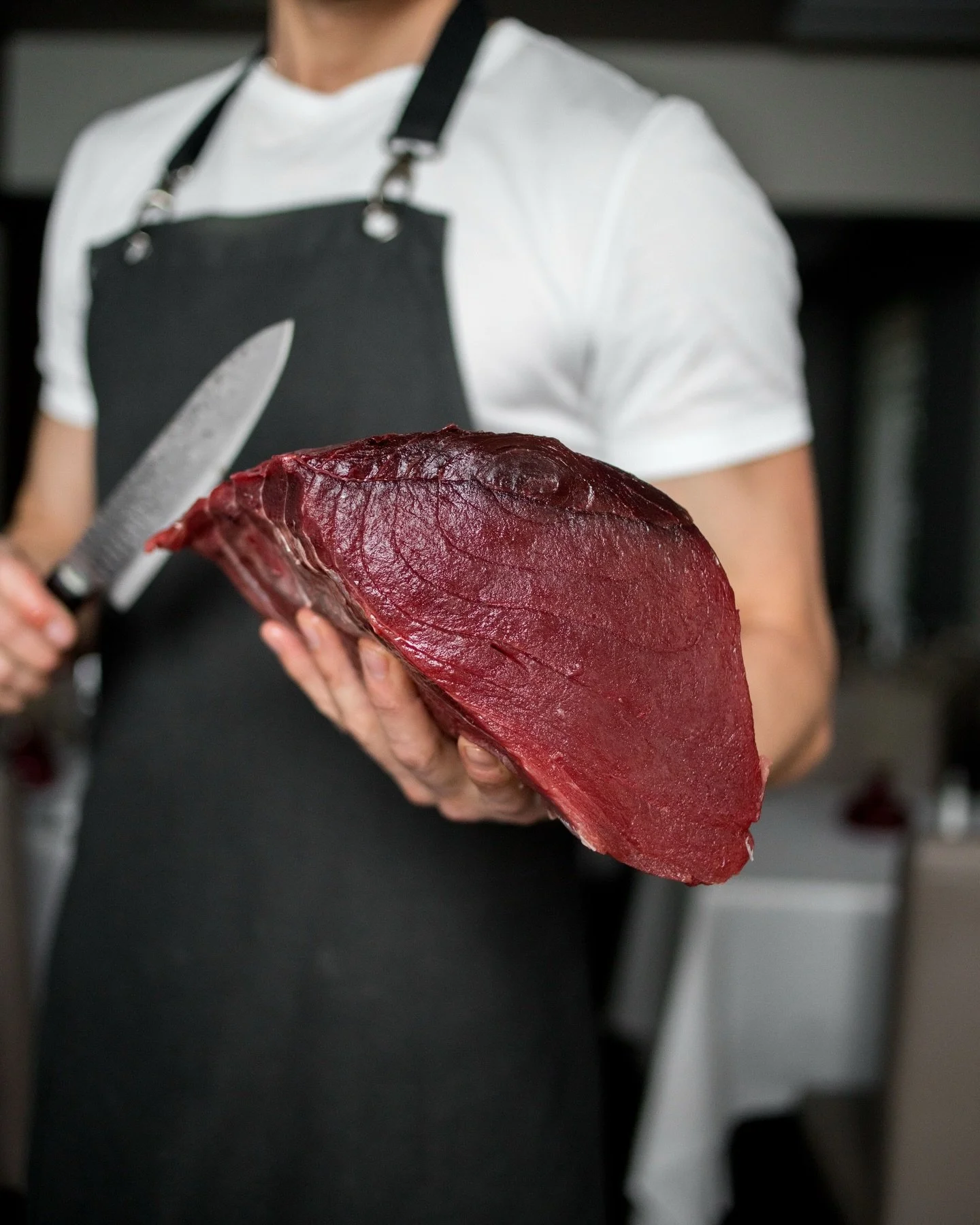 Espectacular el producto entra en nuestra cocina. Todo el puente vamos a disfrutarlo.

Lomo de at&uacute;n rojo de almadraba de @jc_mackintosh que hacemos a la brasa.

📍Ponzano 47
📞917 37 70 86

#Candeli #GuiaMichelin #MichelinGuide #GuiaRepsol #Ma