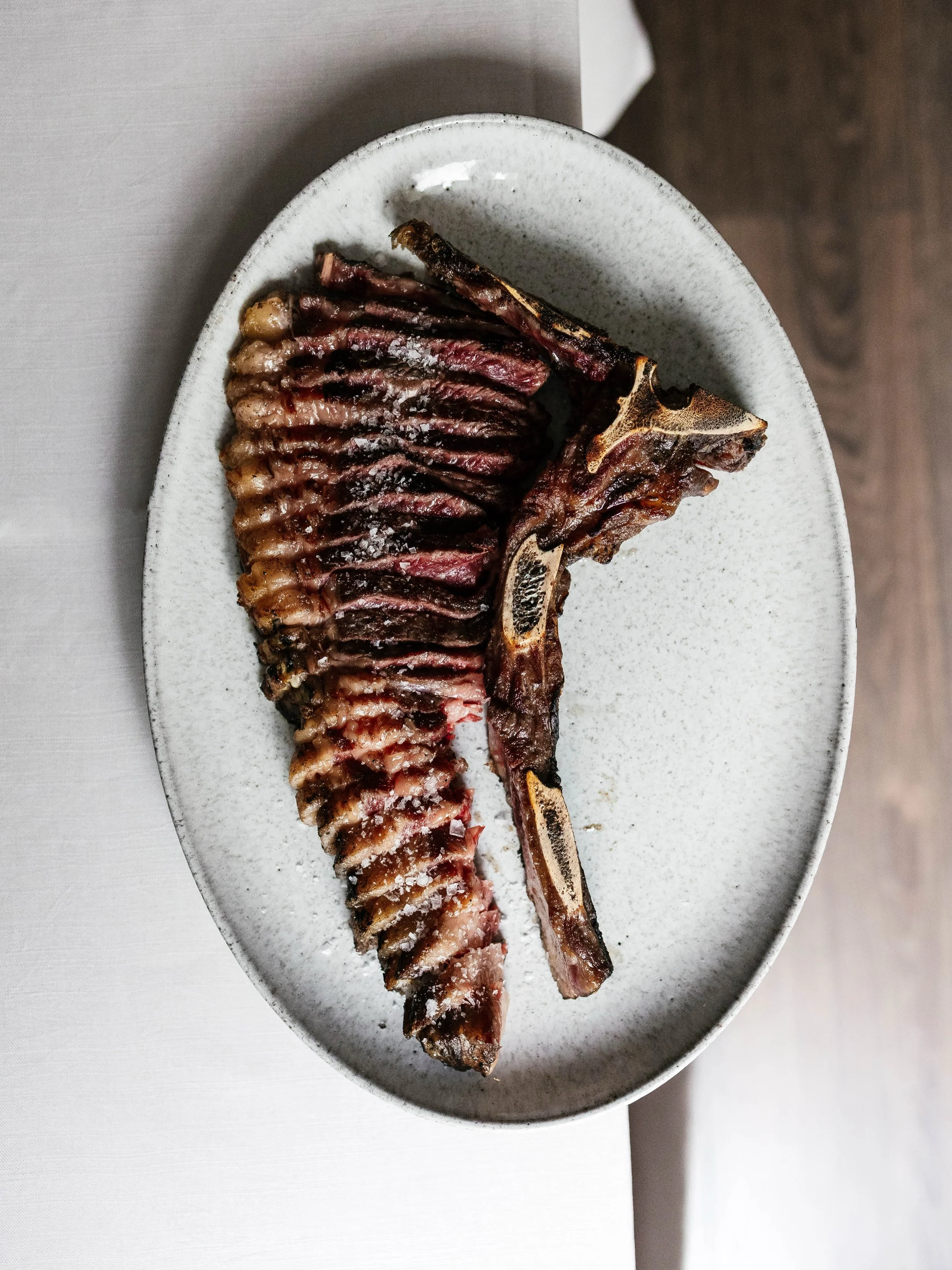 No paran de salir chuletas r&uacute;stica de @discarlux de la brasa.

Con una maduraci&oacute;n de entre 45 y 60 d&iacute;as, y el punto de asado perfecto.

Producto y brasa.

📍 Ponzano, 47
📞 917 37 70 86

#Candeli #GuiaMichelin #MichelinGuide #Gui