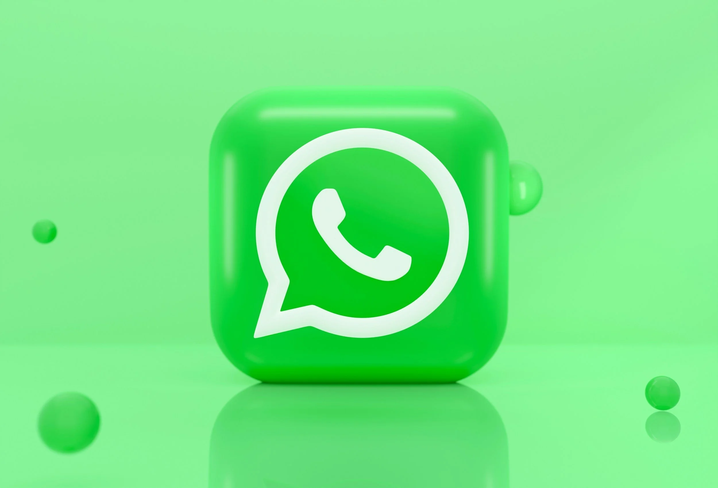 Logo de l'application WhatsApp en 3D sur un fond vert
