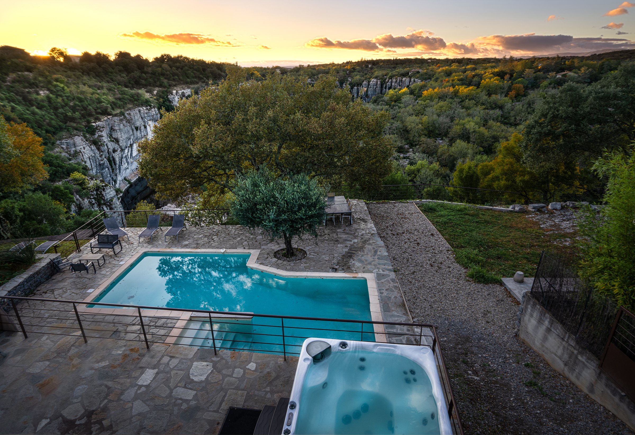 Vue panoramique, gorges de l'Ardèche, piscine extérieure, jacuzzi extérieur, arbres, falaise, rivière