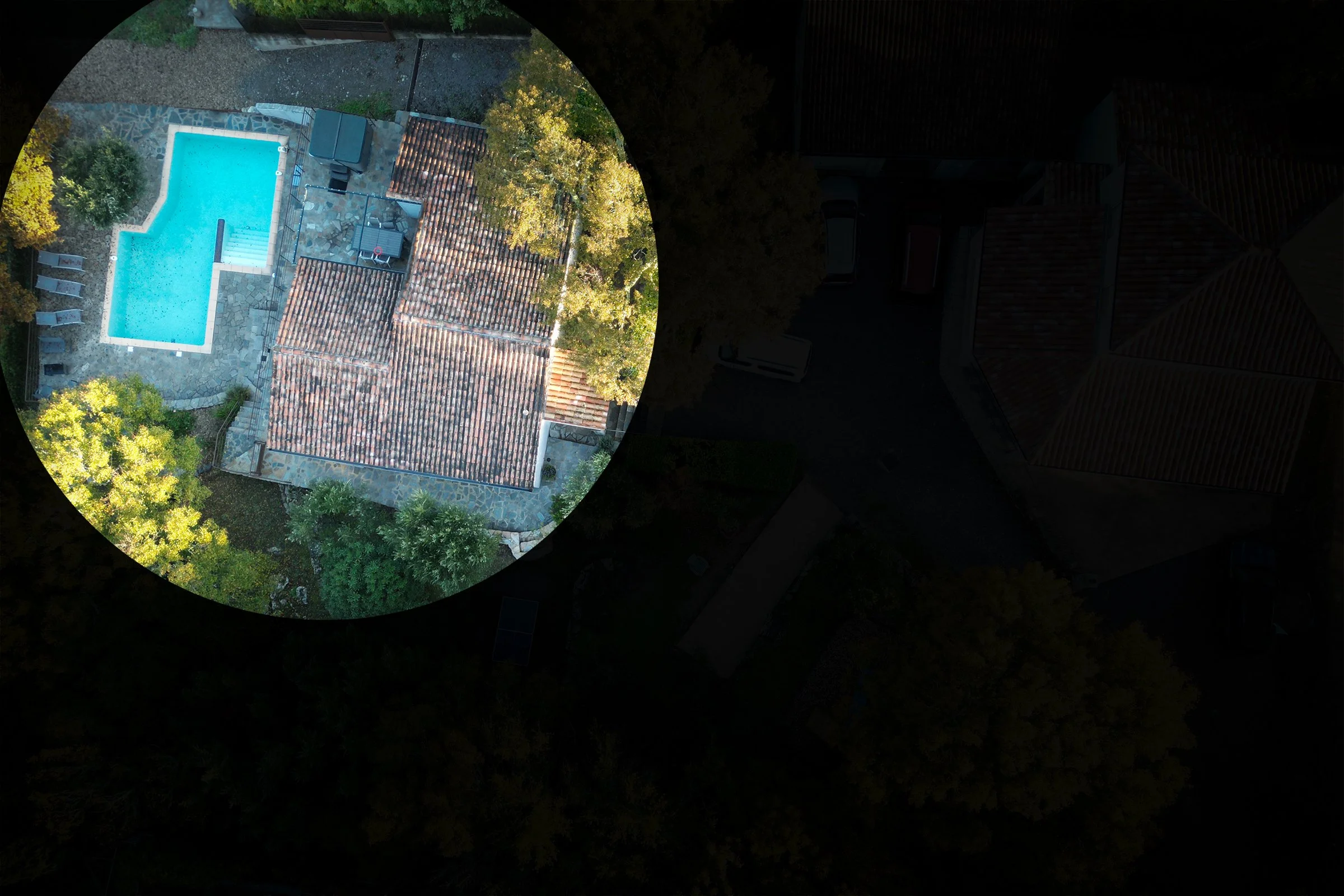 gite vu du haut, partie maison du bas et piscine