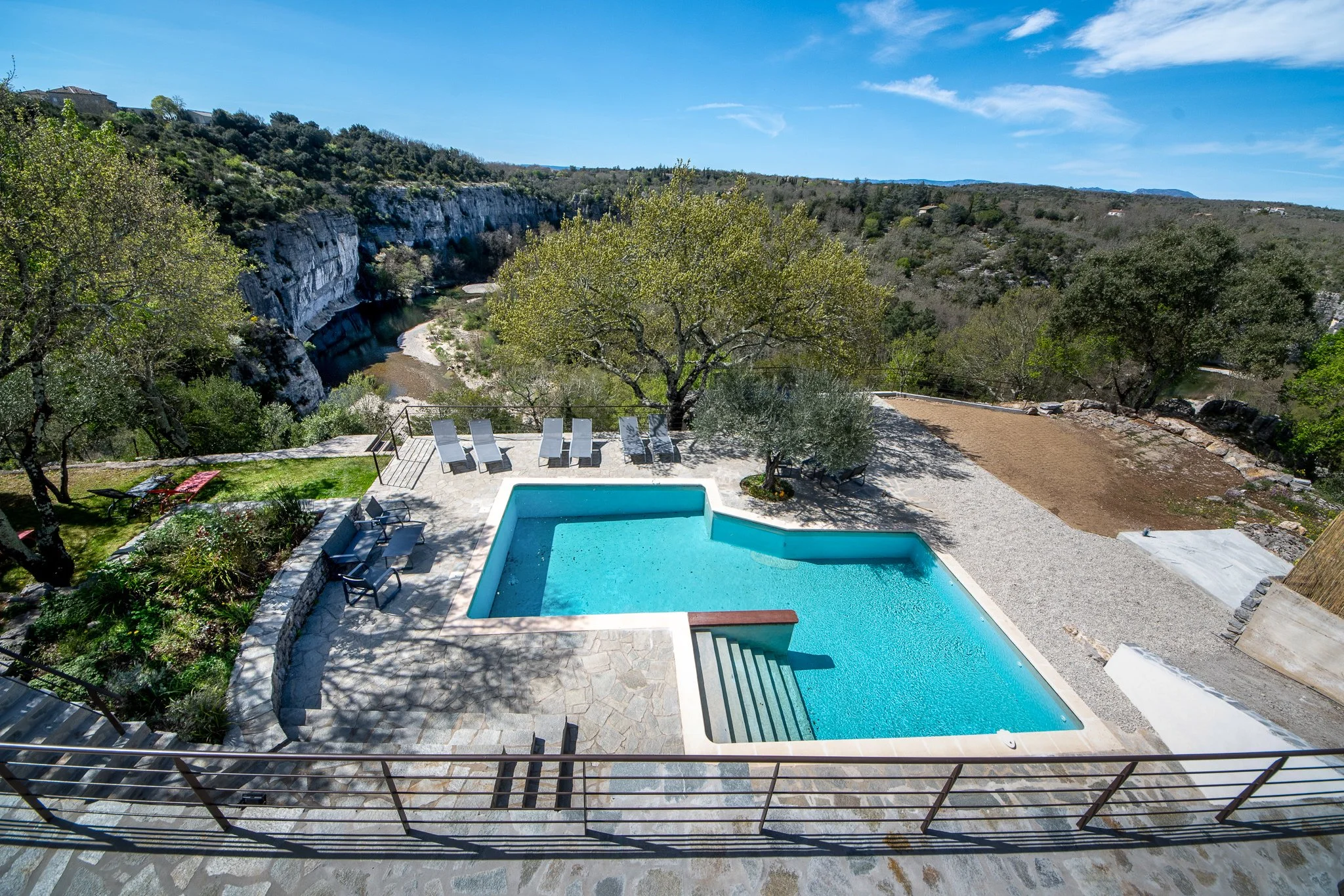 Piscine atypique, vue panoramique sur la rivière et les falaises, terrasse, arbres