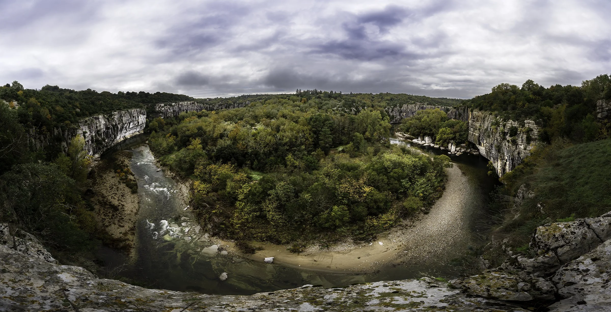 panorama en fer à cheval sur la Beaume