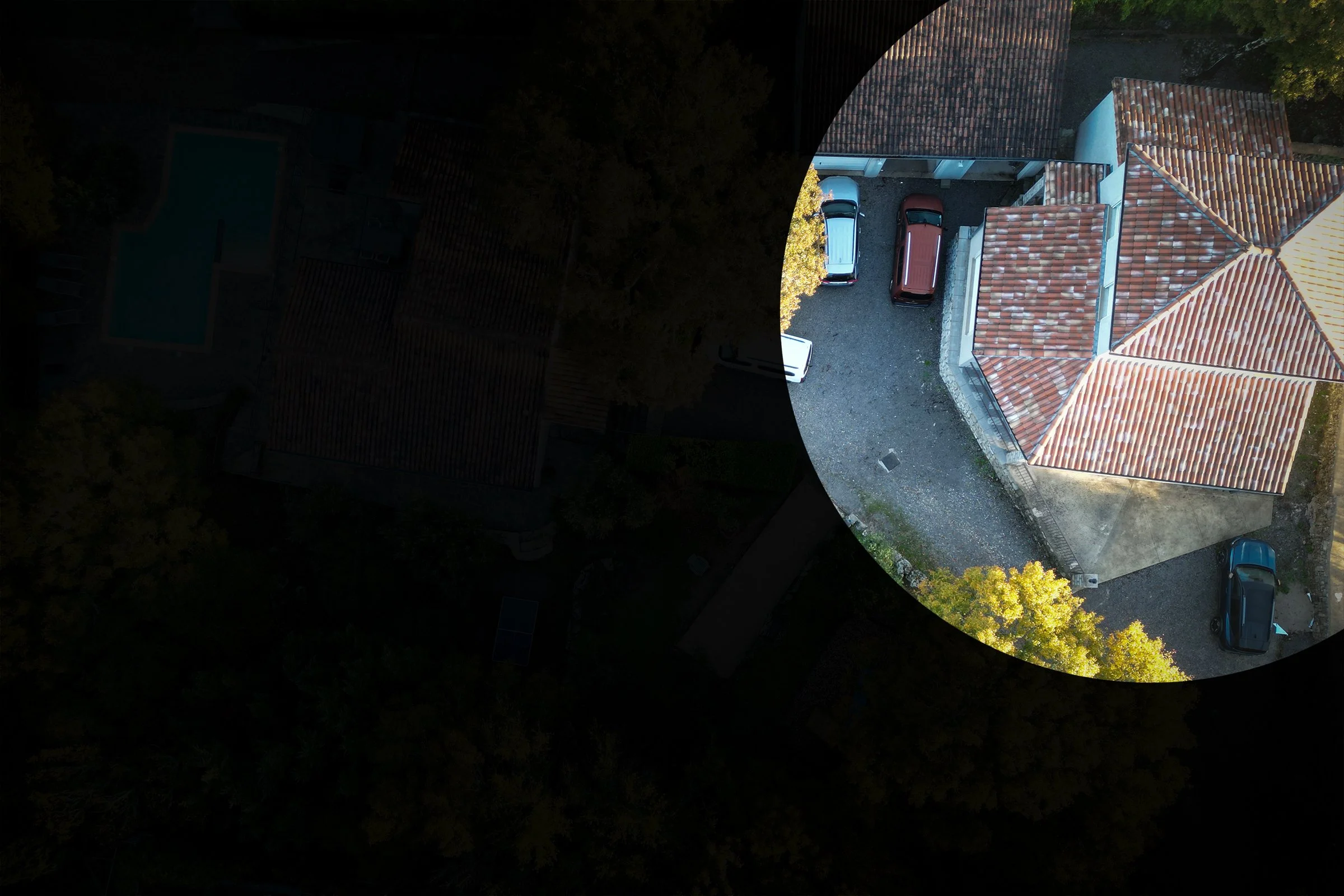 gite vu du haut, partie maison du haut et parking