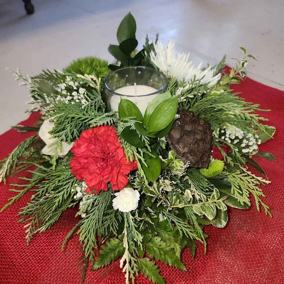 round centerpiece with candle 1.jpg