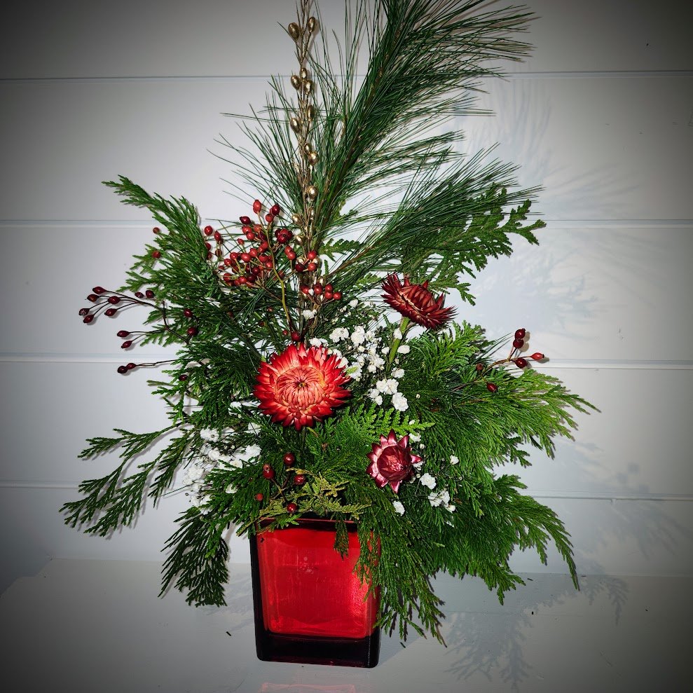 xmas arrang red vase.jpg