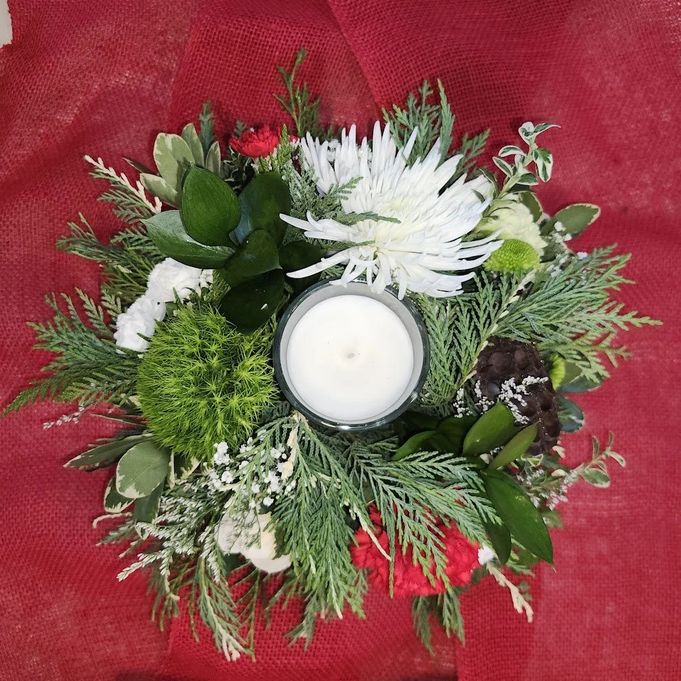 round centerpiece with candle 2.jpg