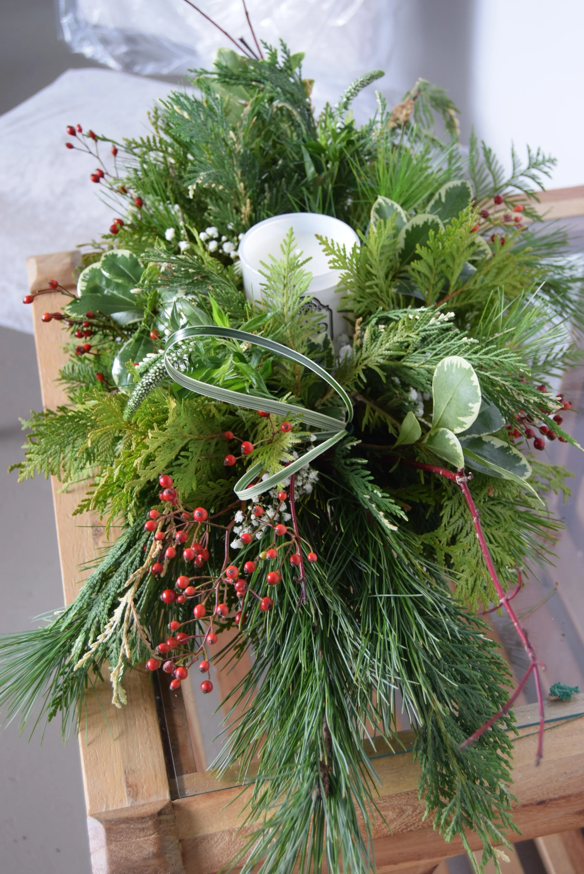 xmas centerpiece with candle.JPG