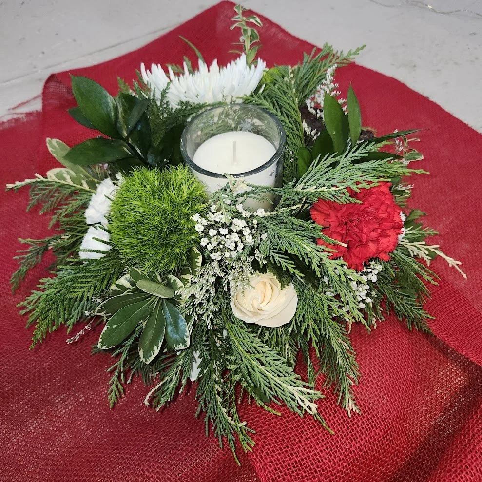 Round centerpiece with candle.jpg