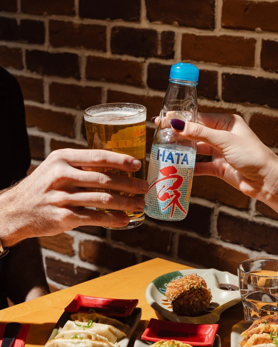 Au Japon, savourer ses plats avec une bi&egrave;re bien fra&icirc;che fait partie de la tradition.

📍 129 Rue de Oberkampf, 75011 Paris
📞 01 43 55 13 63

📸 : @Pausecom.agency

#Cuisinedujapon #Paris11 #Japonais #AsianFood #Ramen #Gyoza