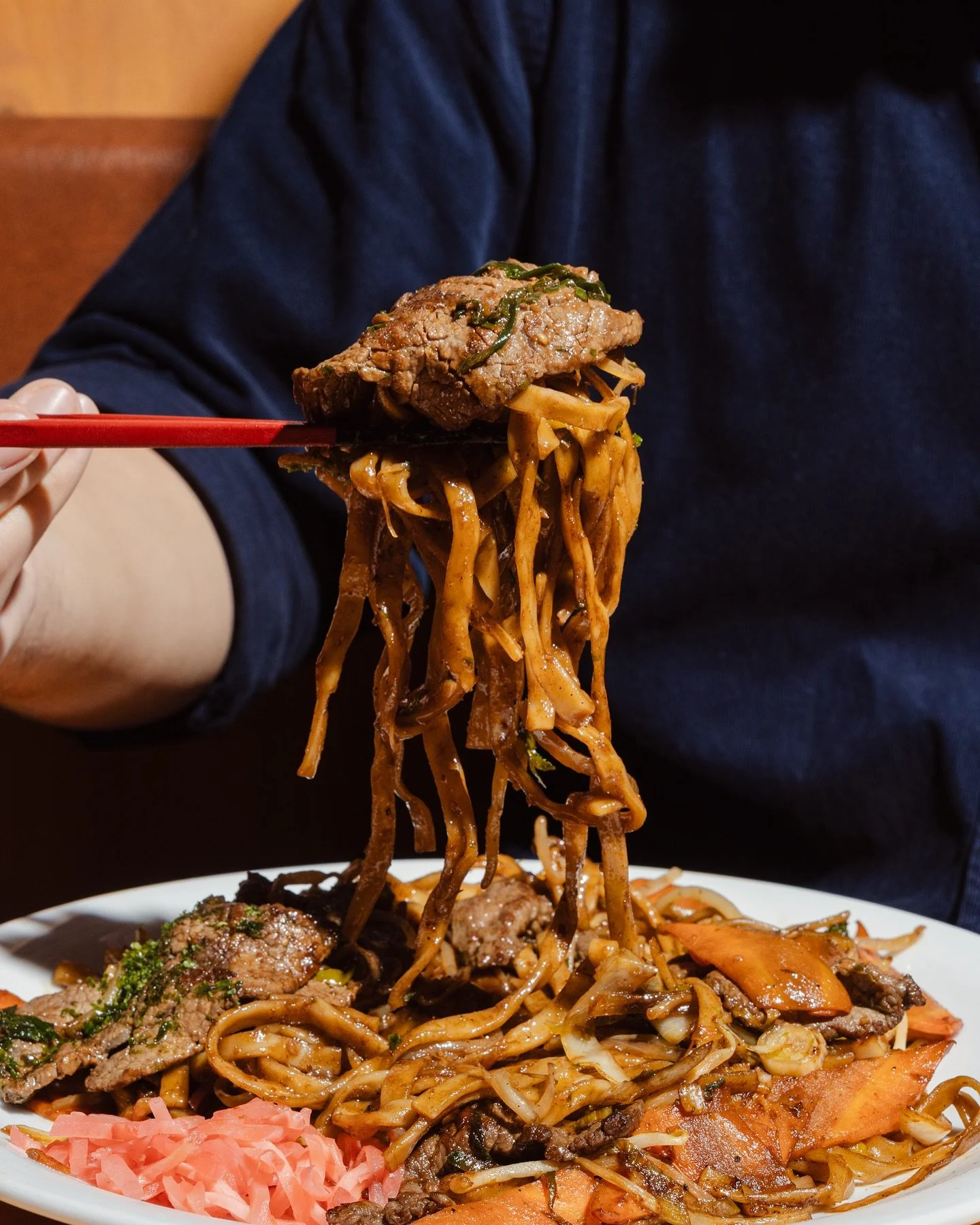 Nouilles saut&eacute;es au b&oelig;uf : b&oelig;uf fran&ccedil;ais et l&eacute;gumes croquants, un classique authentique du Petit Harajuku, pr&eacute;par&eacute; au wok.

📍 129 Rue de Oberkampf, 75011 Paris
📞 01 43 55 13 63

📸 : @Pausecom.agency

