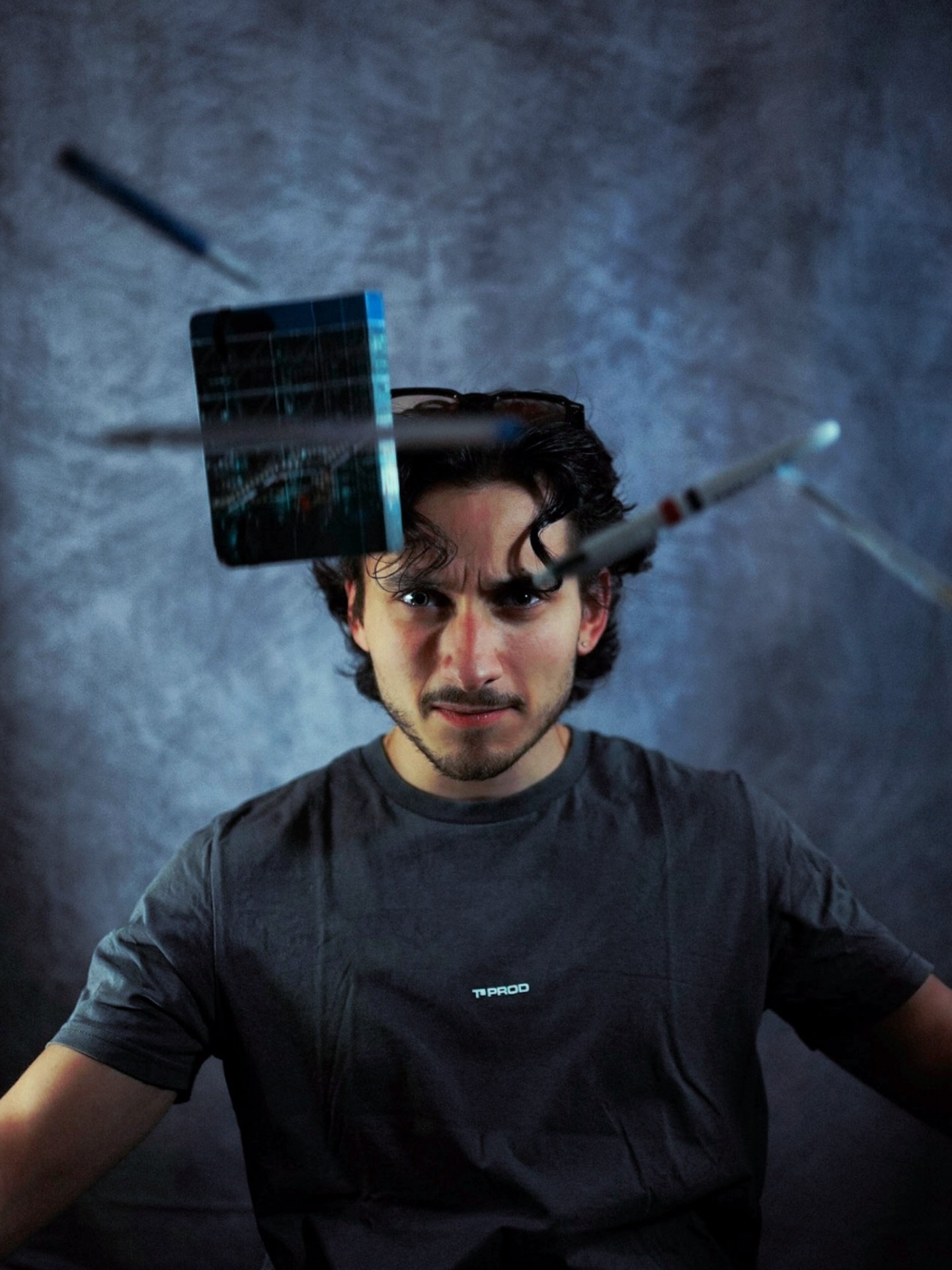 Alessio ! 

Technicien de la narration en preproduction et en post production. 

Maitre incontest&eacute; du travail pr&eacute;cis et bien fait. Il est l&rsquo;atout perfection de ce trio ! 
Il saura sublimer votre jeu au montage passant par la color